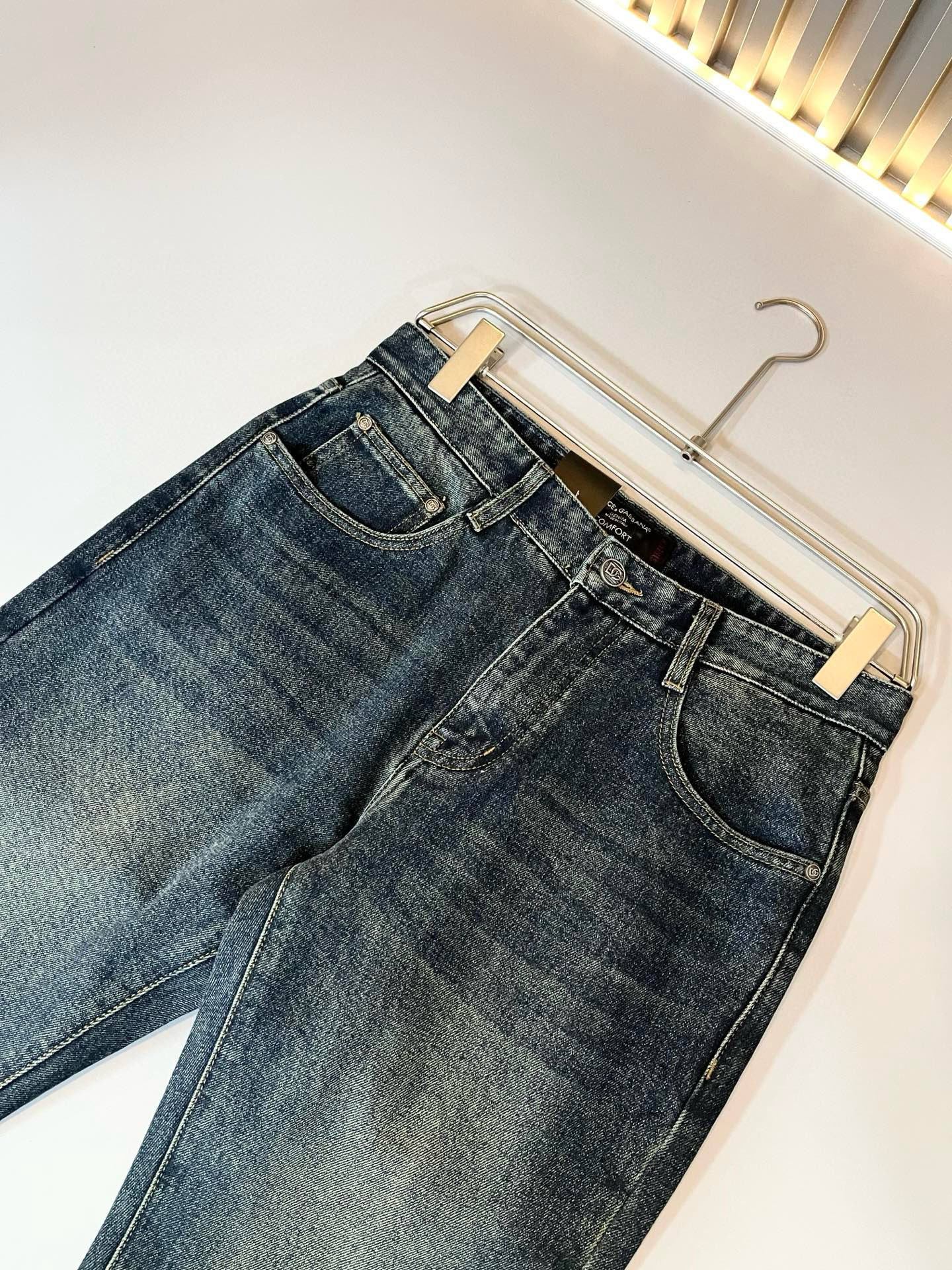 Dolce & 杜嘉*纳 2025秋冬新品牛仔裤，水洗处理自然不易变形脱色、立体剪裁完美塑形面料质舒适柔