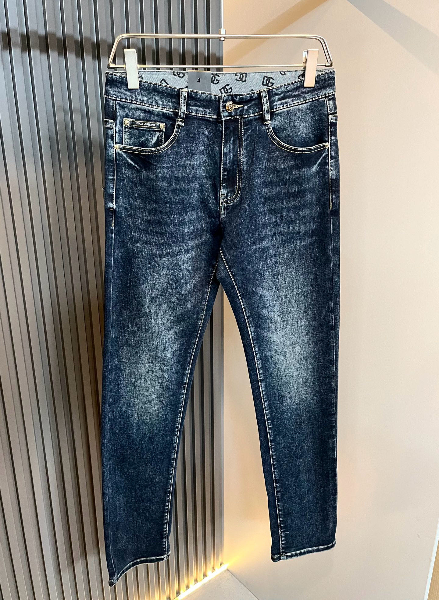 Dolce & 杜嘉*纳 2025秋冬新品牛仔裤，水洗处理自然不易变形脱色、立体剪裁完美塑形面料质舒适柔