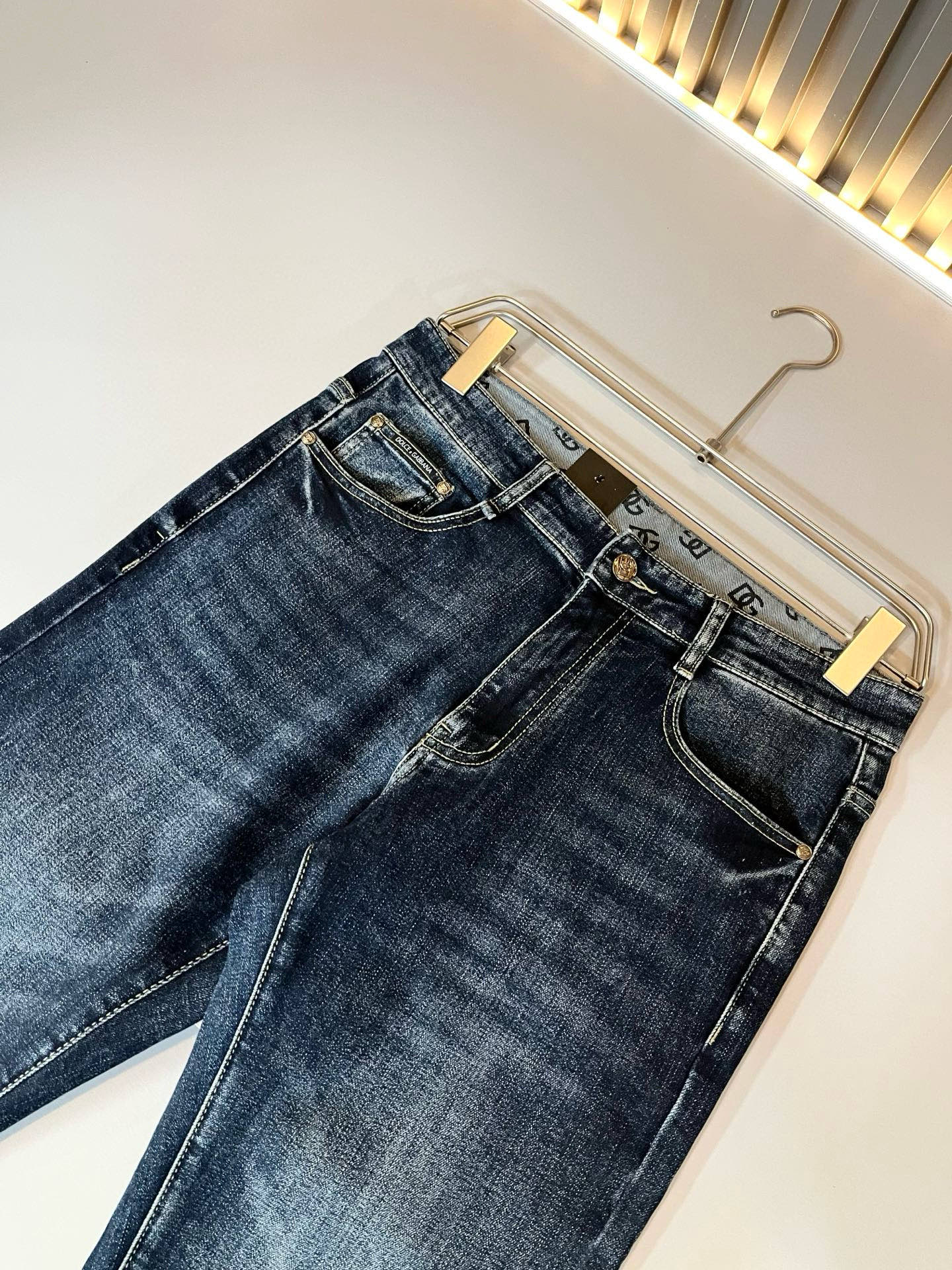 Dolce & 杜嘉*纳 2025秋冬新品牛仔裤，水洗处理自然不易变形脱色、立体剪裁完美塑形面料质舒适柔