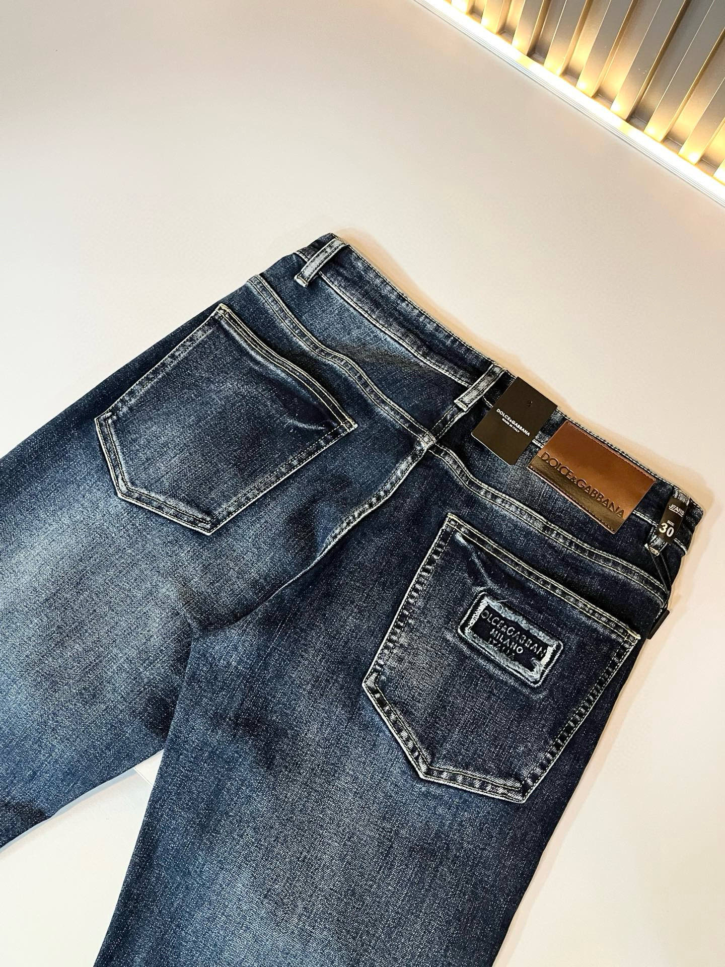 Dolce & 杜嘉*纳 2025秋冬新品牛仔裤，水洗处理自然不易变形脱色、立体剪裁完美塑形面料质舒适柔