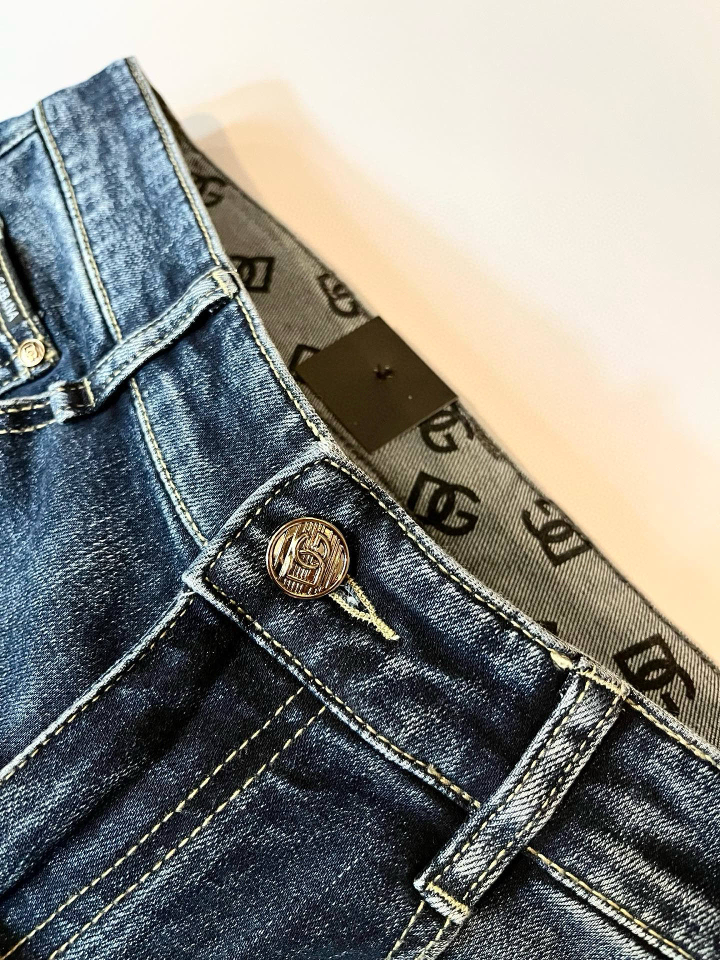 Dolce & 杜嘉*纳 2025秋冬新品牛仔裤，水洗处理自然不易变形脱色、立体剪裁完美塑形面料质舒适柔