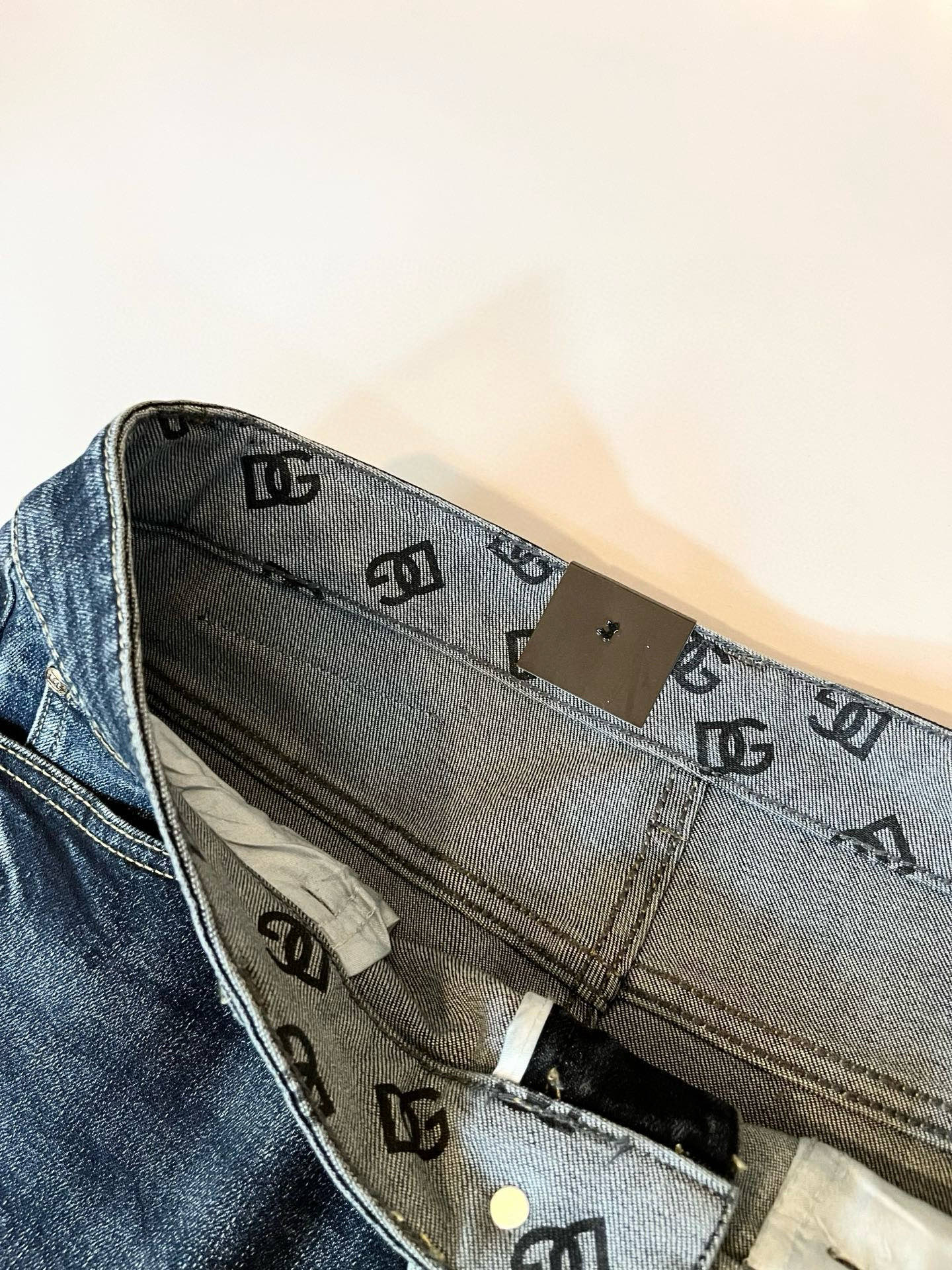 Dolce & 杜嘉*纳 2025秋冬新品牛仔裤，水洗处理自然不易变形脱色、立体剪裁完美塑形面料质舒适柔