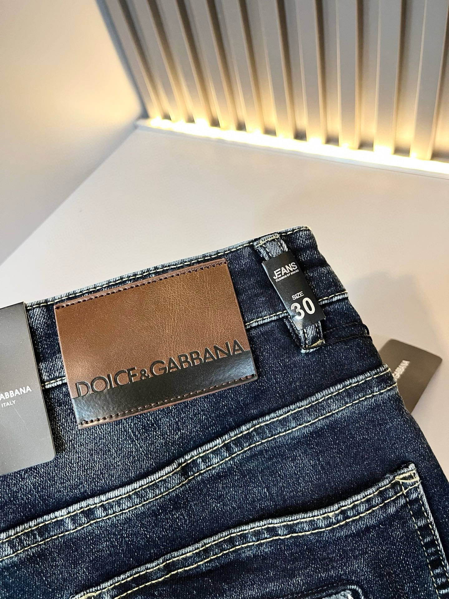 Dolce & 杜嘉*纳 2025秋冬新品牛仔裤，水洗处理自然不易变形脱色、立体剪裁完美塑形面料质舒适柔