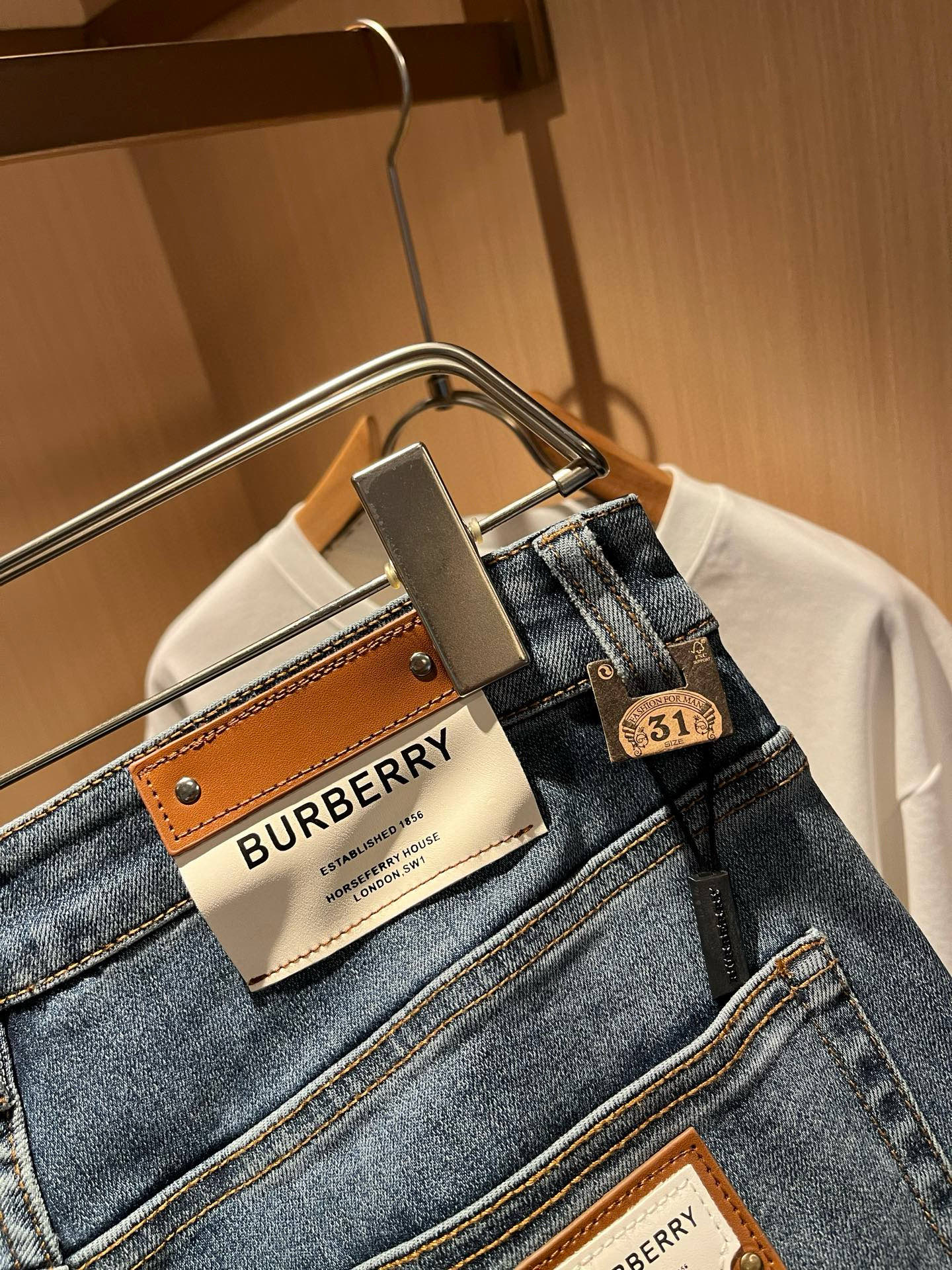 BURBER*Y巴*莉 2025秋冬新品男士高端休闲百搭牛仔裤！对于BUR粉丝来说，这样大气的经典设计足