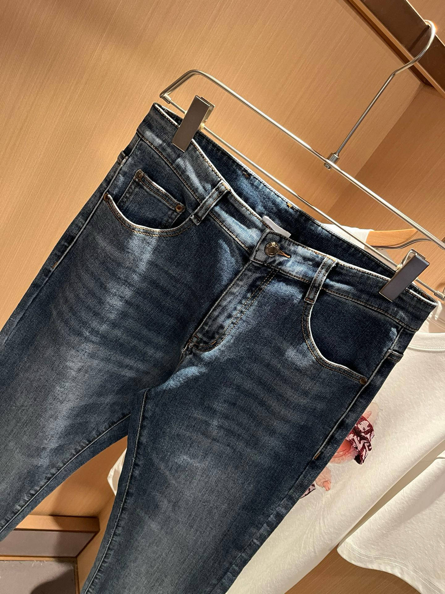 BURBER*Y巴*莉 2025秋冬新品男士高端休闲百搭牛仔裤！对于BUR粉丝来说，这样大气的经典设计足