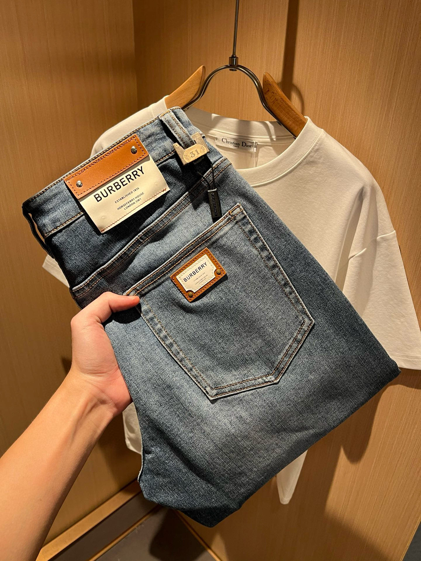 BURBER*Y巴*莉 2025秋冬新品男士高端休闲百搭牛仔裤！对于BUR粉丝来说，这样大气的经典设计足