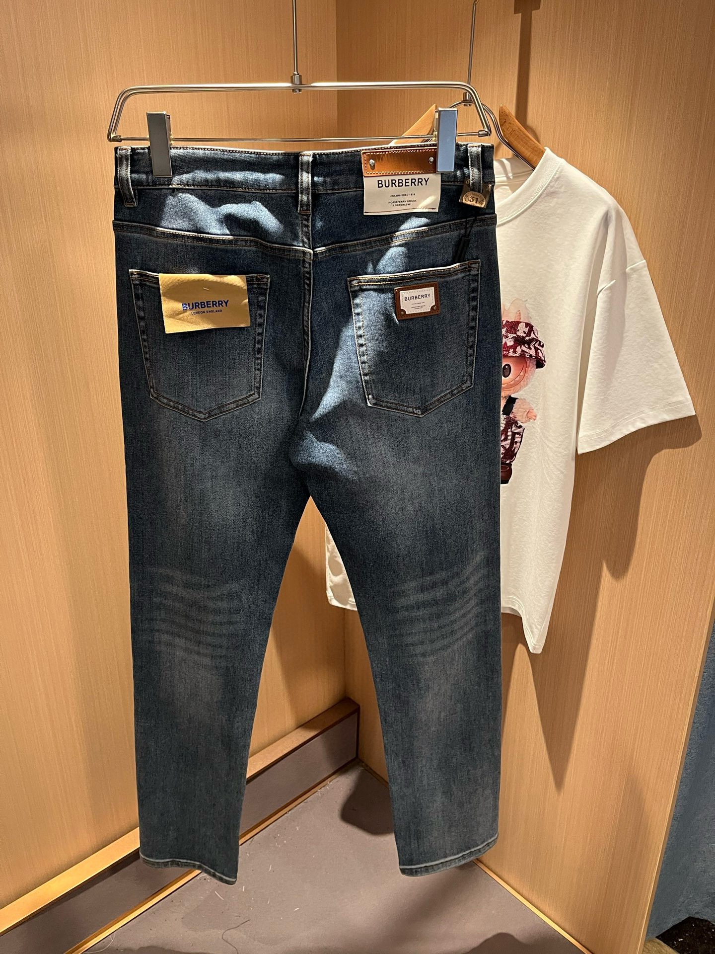 BURBER*Y巴*莉 2025秋冬新品男士高端休闲百搭牛仔裤！对于BUR粉丝来说，这样大气的经典设计足