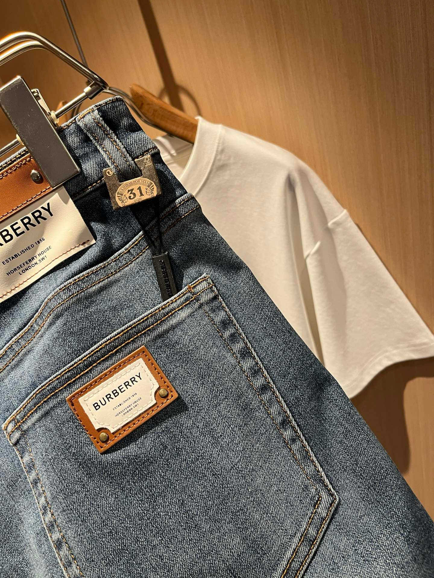 BURBER*Y巴*莉 2025秋冬新品男士高端休闲百搭牛仔裤！对于BUR粉丝来说，这样大气的经典设计足
