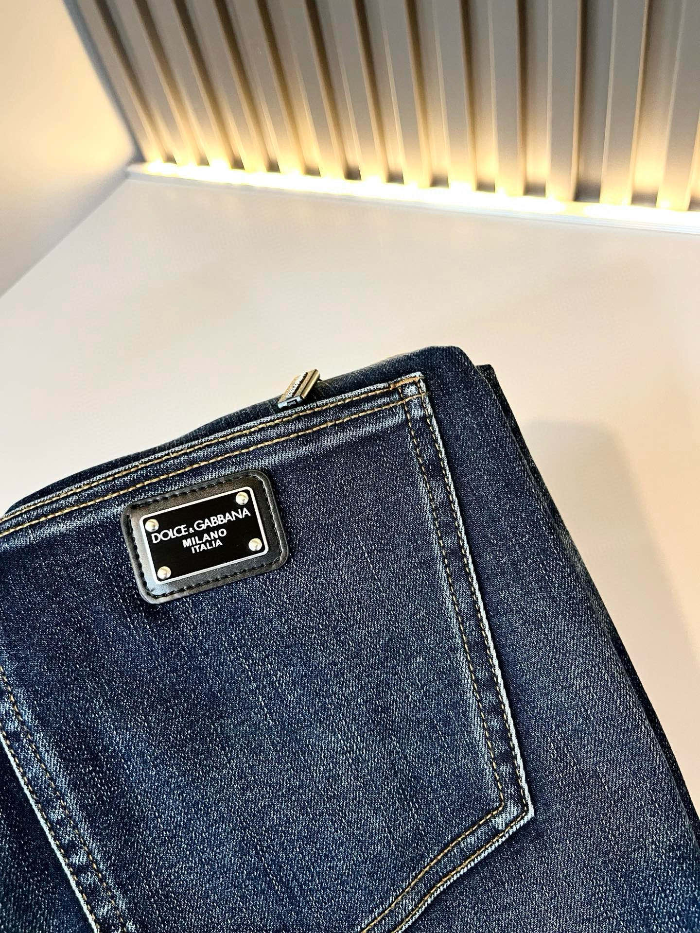 Dolce & 杜嘉*纳 2025秋冬新品牛仔裤，水洗处理自然不易变形脱色、立体剪裁完美塑形面料质舒适柔