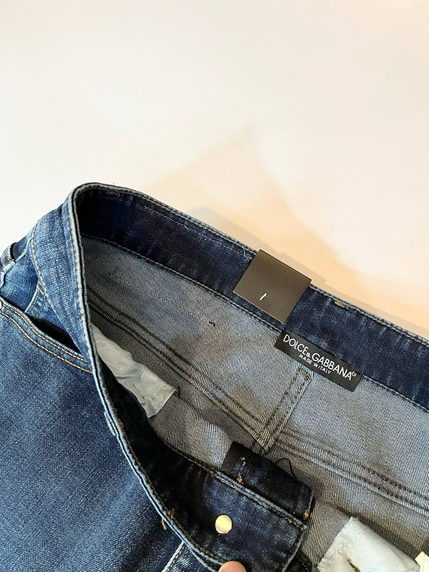 Dolce & 杜嘉*纳 2025秋冬新品牛仔裤，水洗处理自然不易变形脱色、立体剪裁完美塑形面料质舒适柔