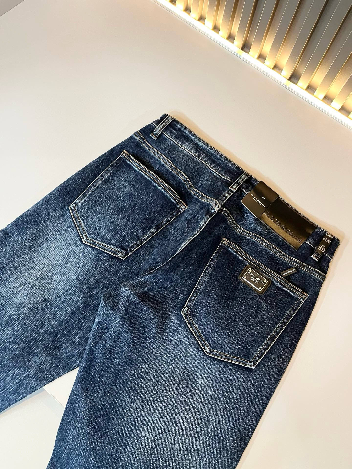 Dolce & 杜嘉*纳 2025秋冬新品牛仔裤，水洗处理自然不易变形脱色、立体剪裁完美塑形面料质舒适柔