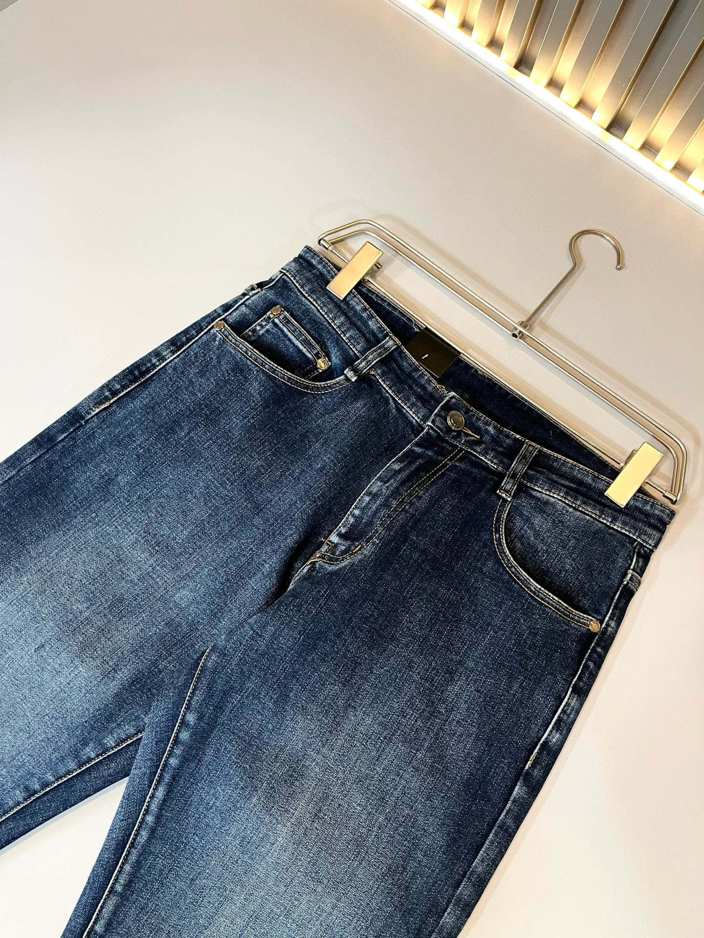 Dolce & 杜嘉*纳 2025秋冬新品牛仔裤，水洗处理自然不易变形脱色、立体剪裁完美塑形面料质舒适柔