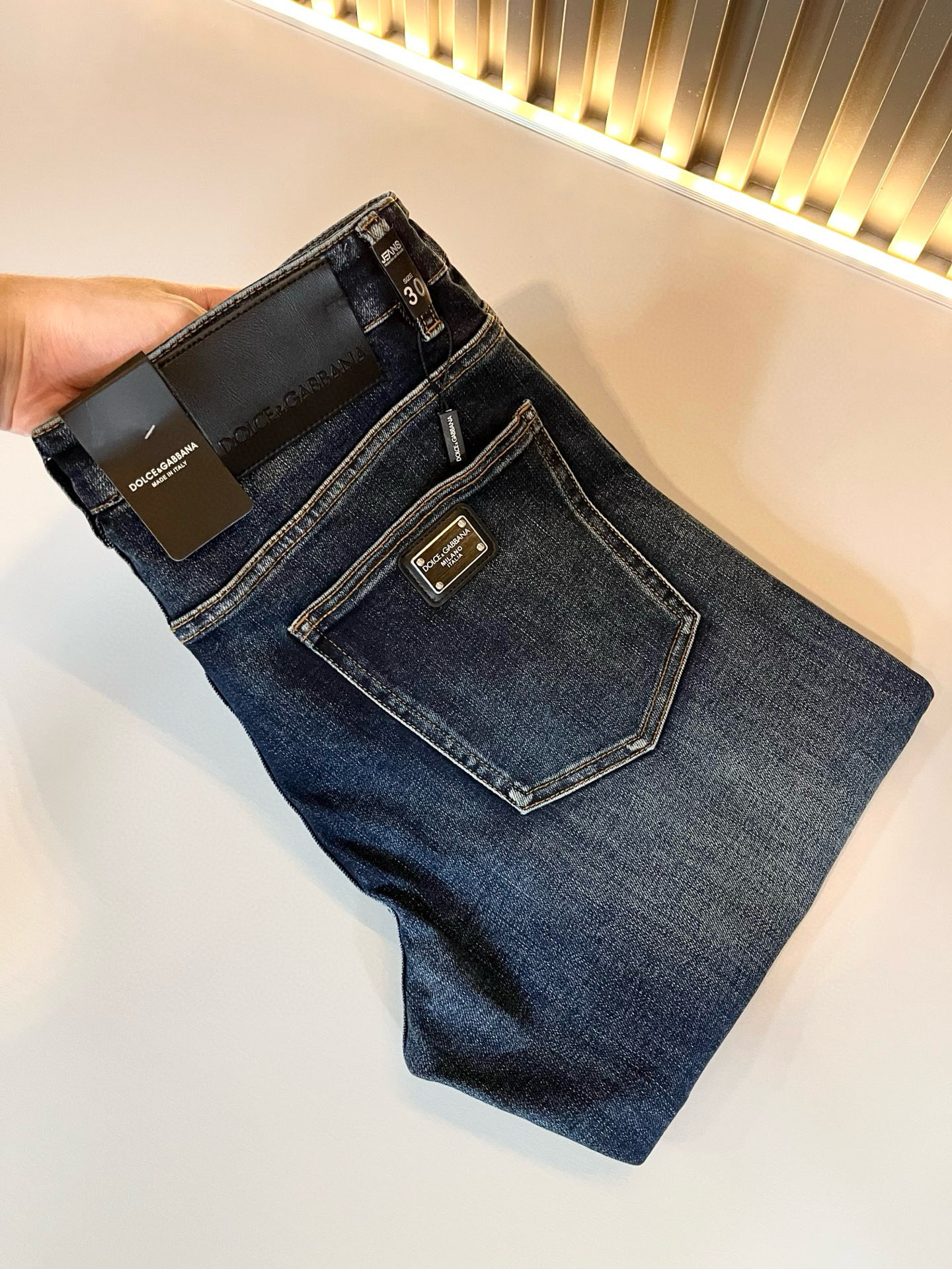 Dolce & 杜嘉*纳 2025秋冬新品牛仔裤，水洗处理自然不易变形脱色、立体剪裁完美塑形面料质舒适柔