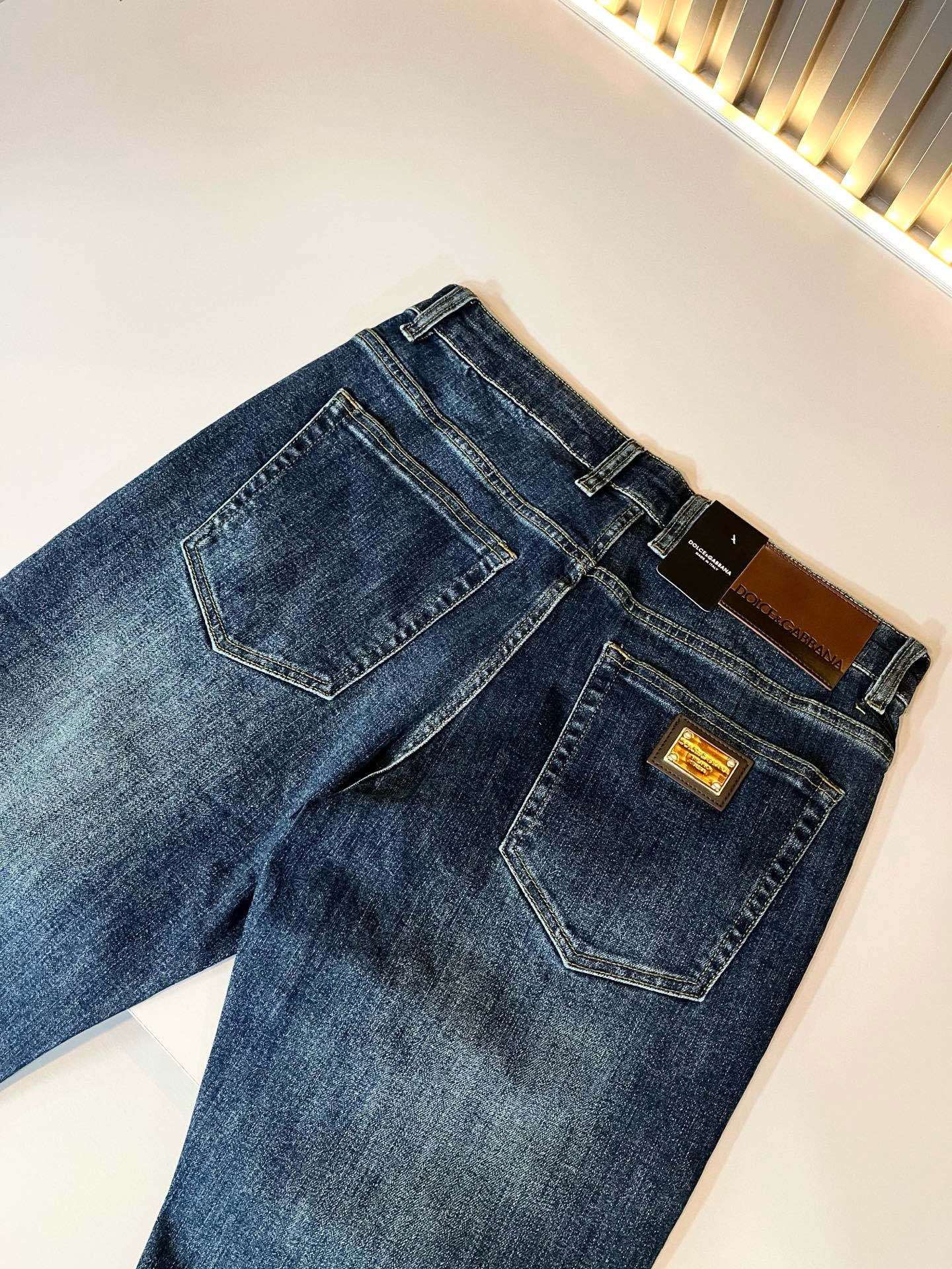 Dolce & 杜嘉*纳 2025秋冬新品牛仔裤，水洗处理自然不易变形脱色、立体剪裁完美塑形面料质舒适柔