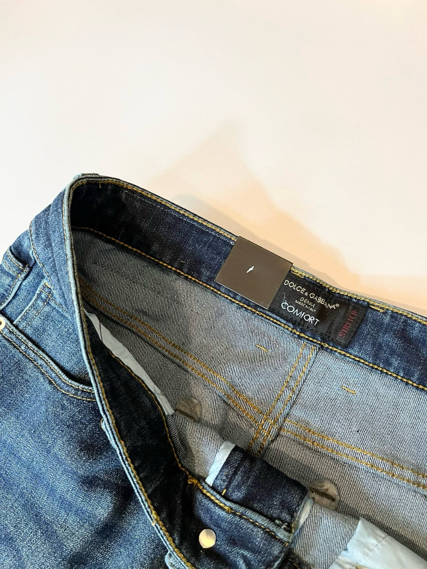 Dolce & 杜嘉*纳 2025秋冬新品牛仔裤，水洗处理自然不易变形脱色、立体剪裁完美塑形面料质舒适柔