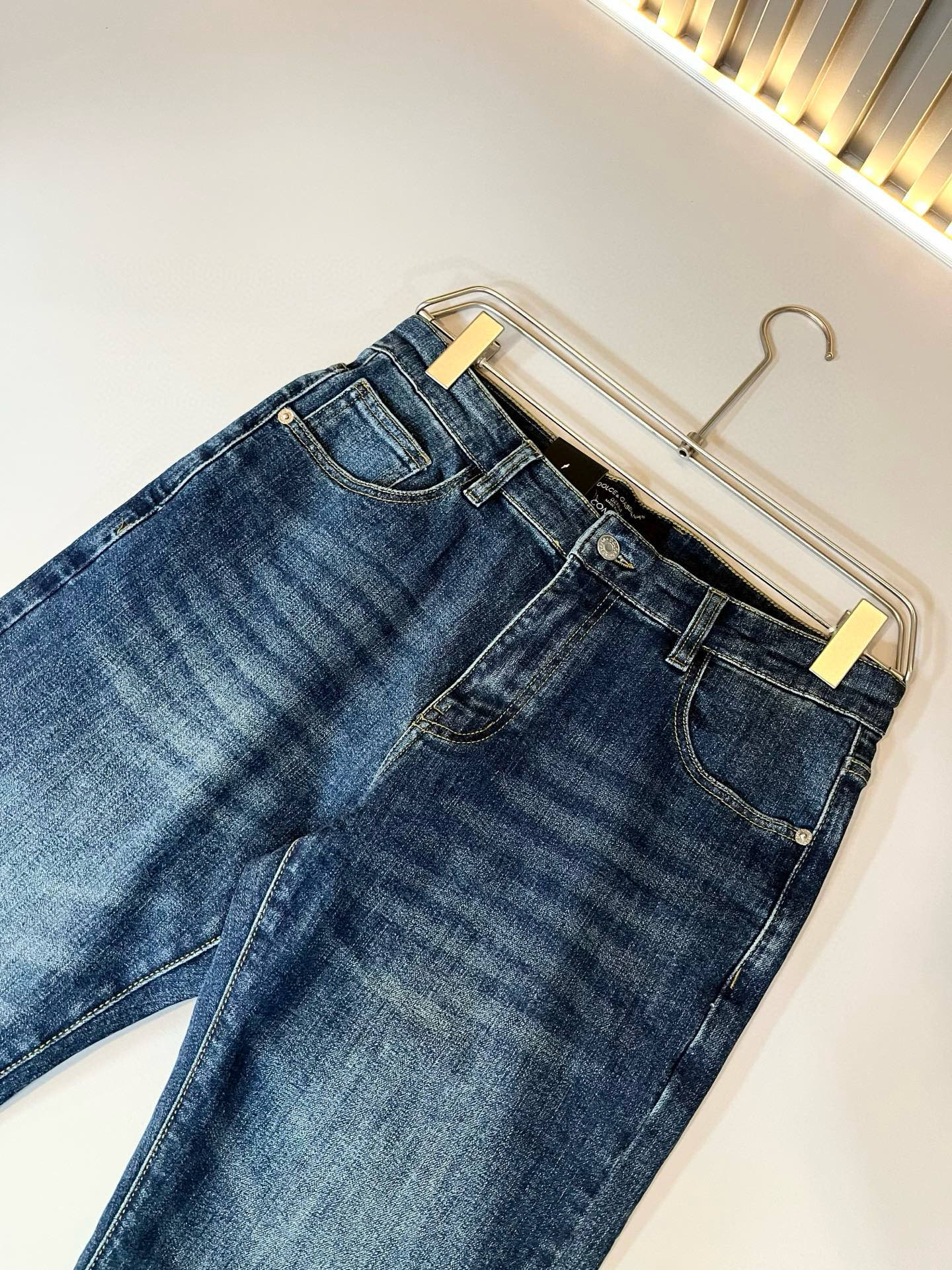 Dolce & 杜嘉*纳 2025秋冬新品牛仔裤，水洗处理自然不易变形脱色、立体剪裁完美塑形面料质舒适柔