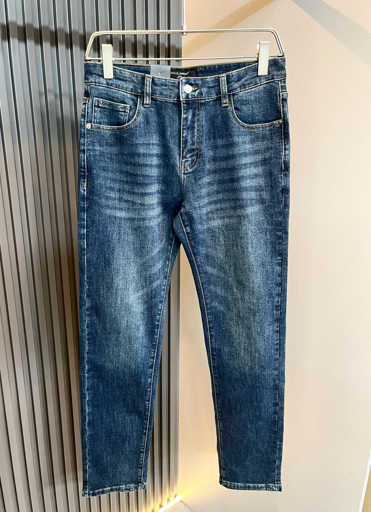 Dolce & 杜嘉*纳 2025秋冬新品牛仔裤，水洗处理自然不易变形脱色、立体剪裁完美塑形面料质舒适柔