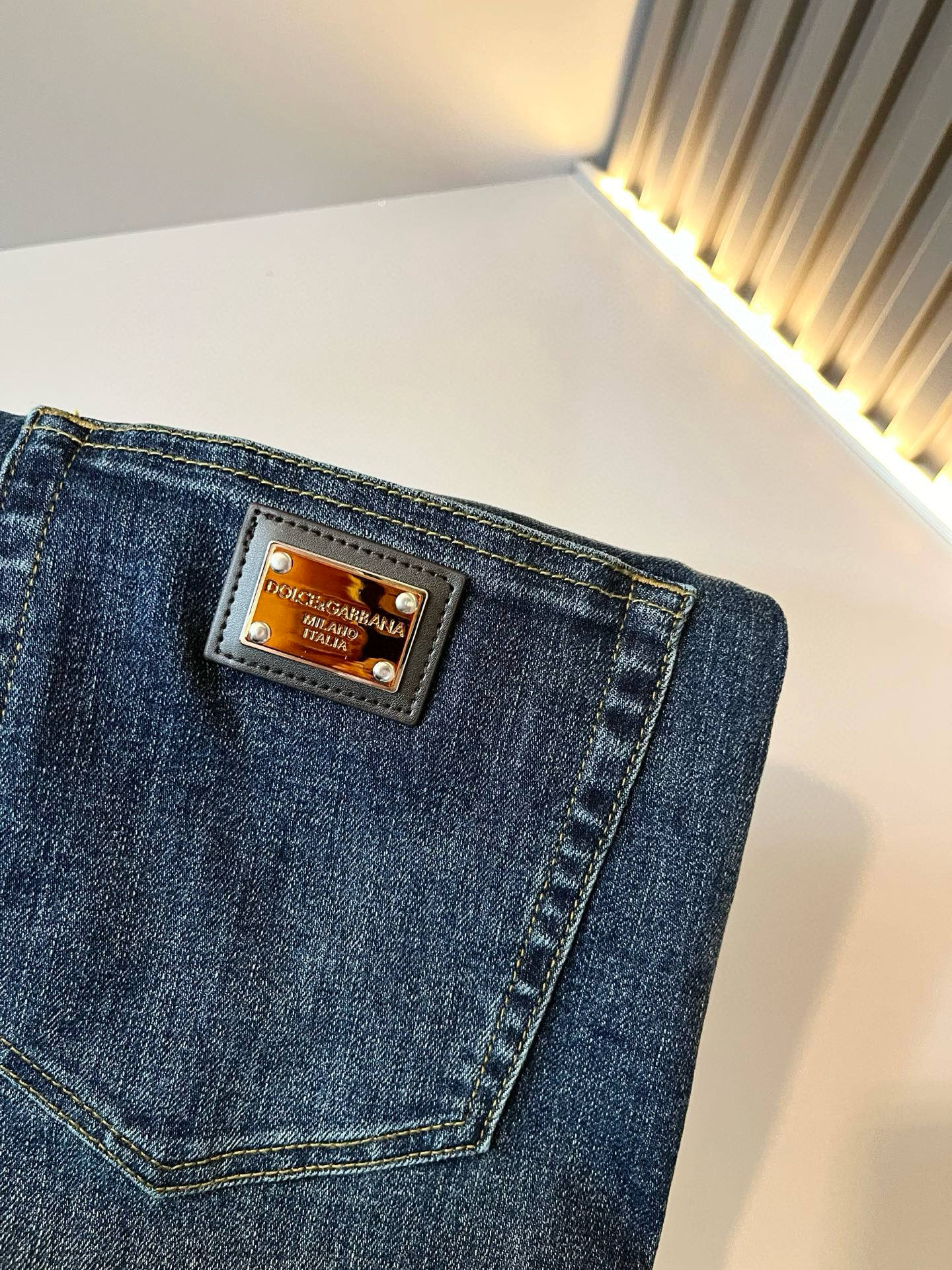 Dolce & 杜嘉*纳 2025秋冬新品牛仔裤，水洗处理自然不易变形脱色、立体剪裁完美塑形面料质舒适柔