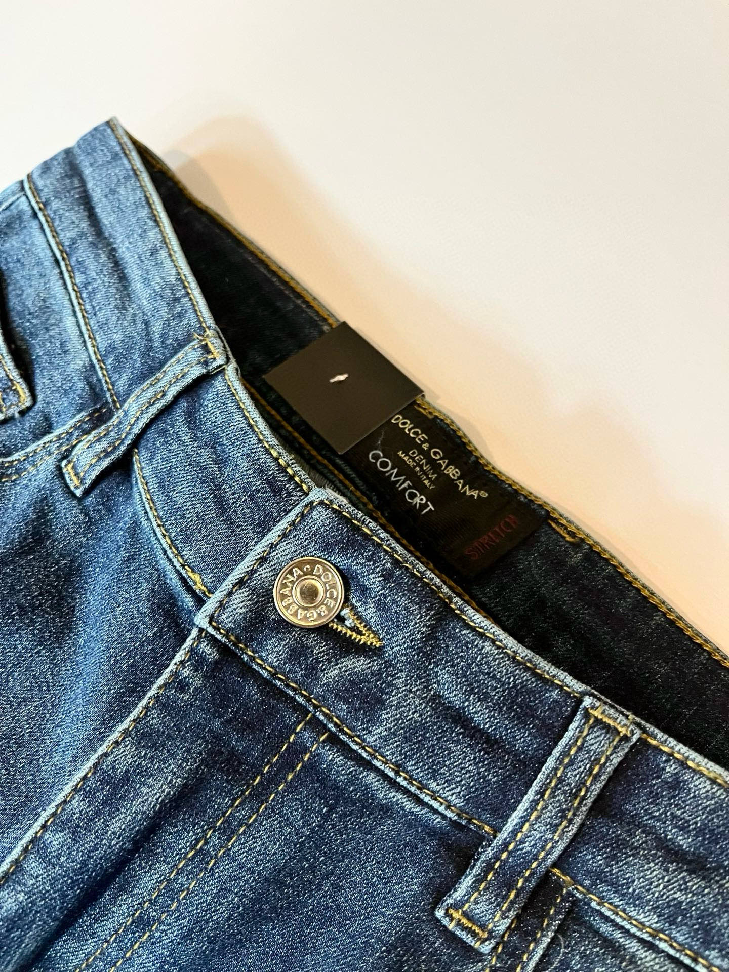 Dolce & 杜嘉*纳 2025秋冬新品牛仔裤，水洗处理自然不易变形脱色、立体剪裁完美塑形面料质舒适柔