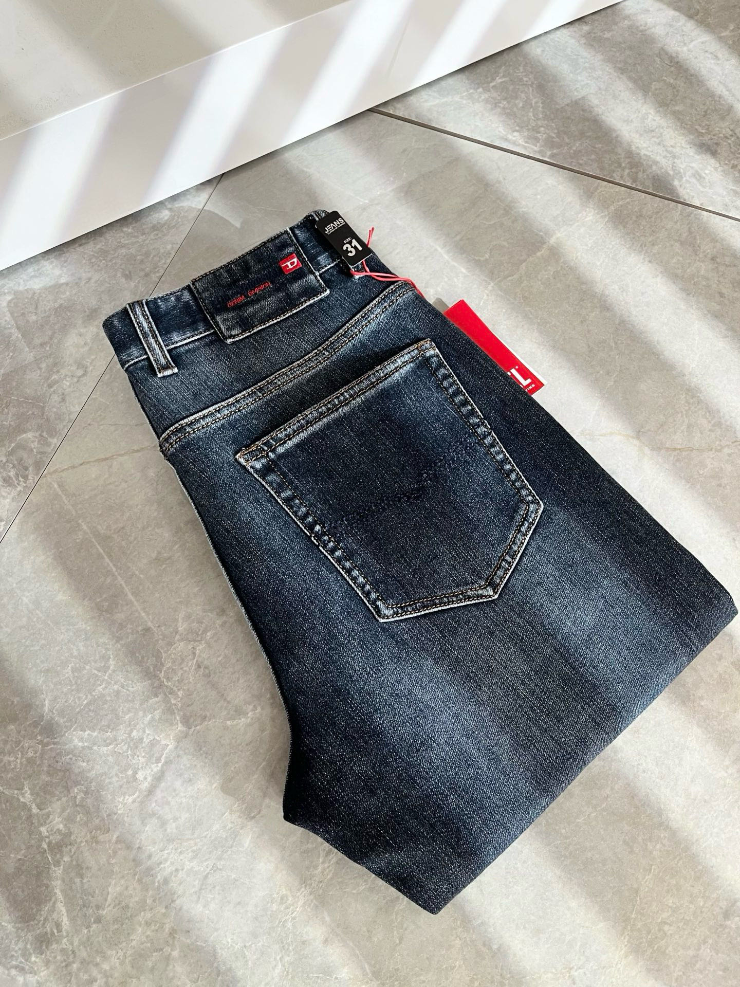 迪赛2025秋冬男士水洗小直筒牛仔裤！贸易公司渠道牛货，品相超赞，时尚圈万能的百搭裤王，欧美街拍中高频穿