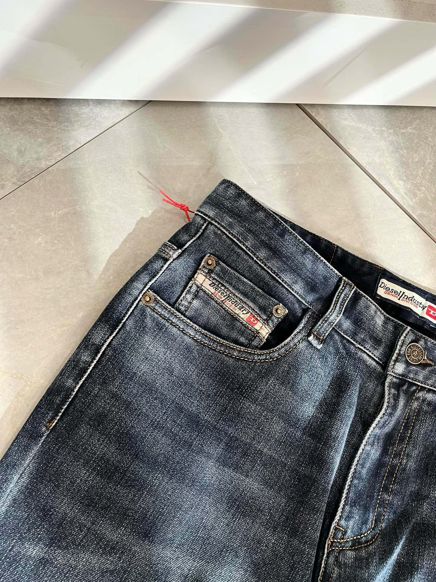 迪赛2025秋冬男士水洗小直筒牛仔裤！贸易公司渠道牛货，品相超赞，时尚圈万能的百搭裤王，欧美街拍中高频穿