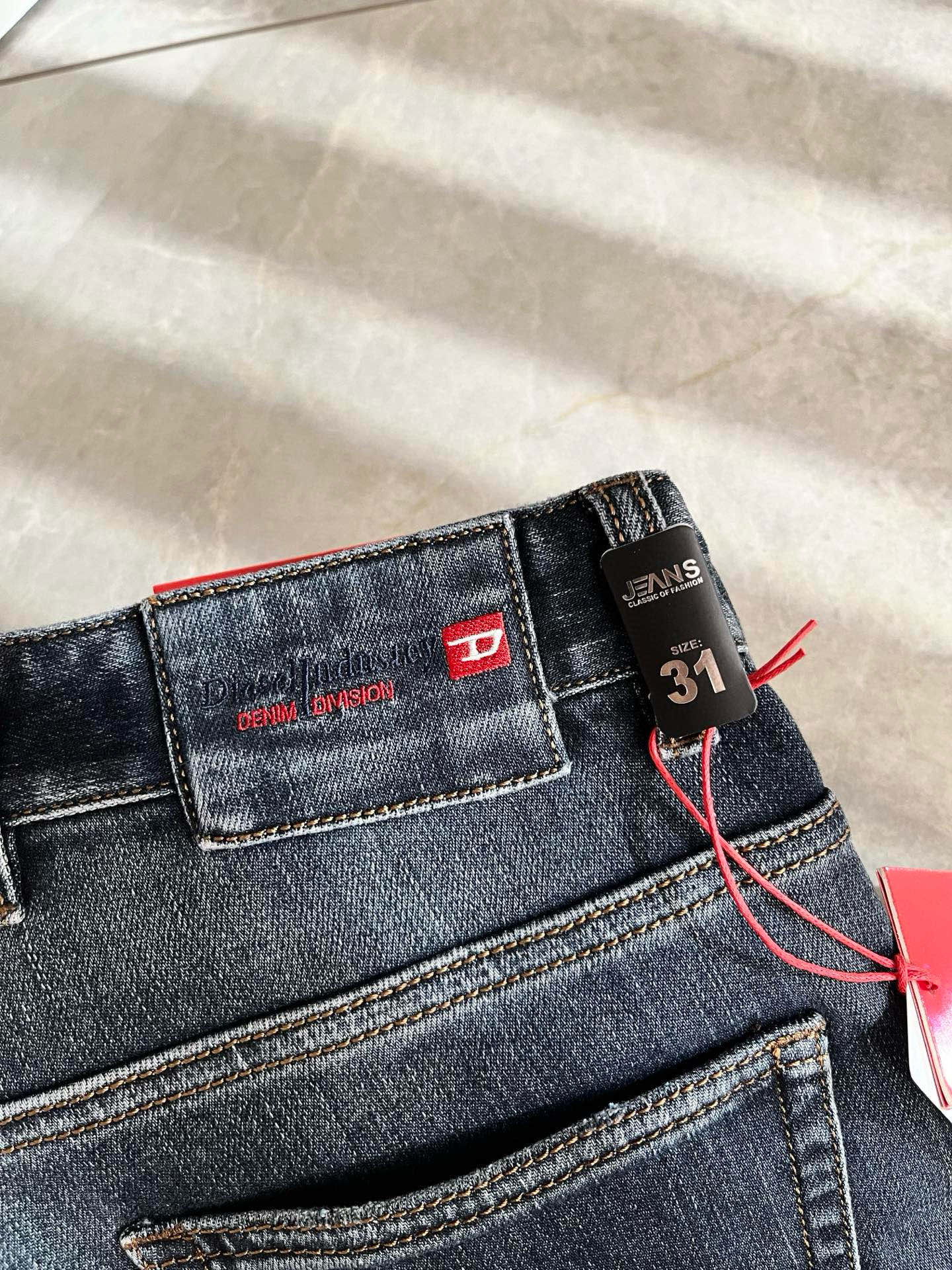 迪赛2025秋冬男士水洗小直筒牛仔裤！贸易公司渠道牛货，品相超赞，时尚圈万能的百搭裤王，欧美街拍中高频穿