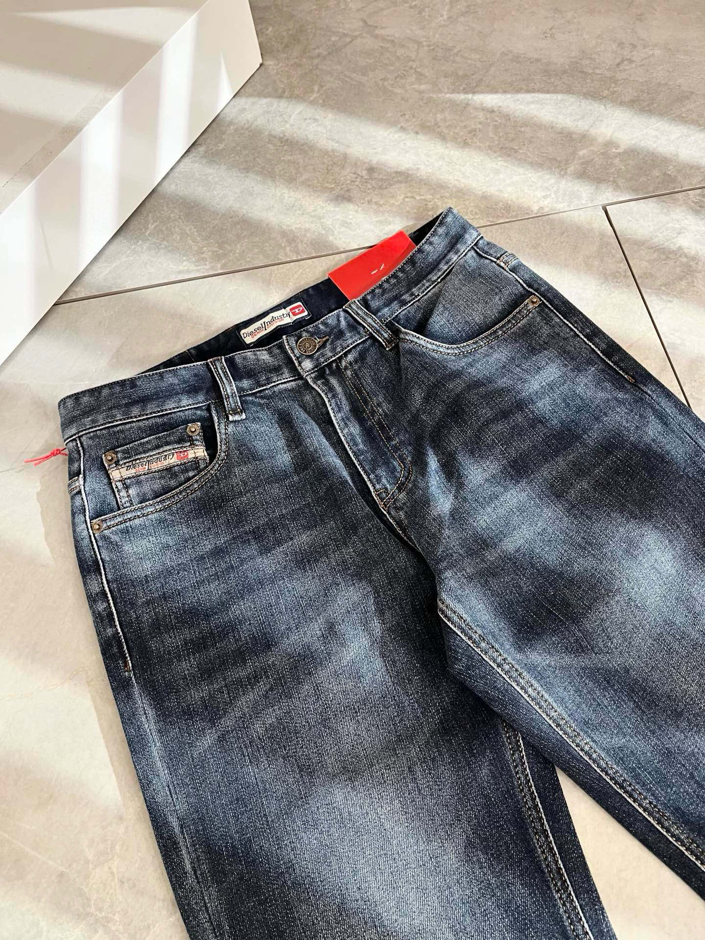 迪赛2025秋冬男士水洗小直筒牛仔裤！贸易公司渠道牛货，品相超赞，时尚圈万能的百搭裤王，欧美街拍中高频穿