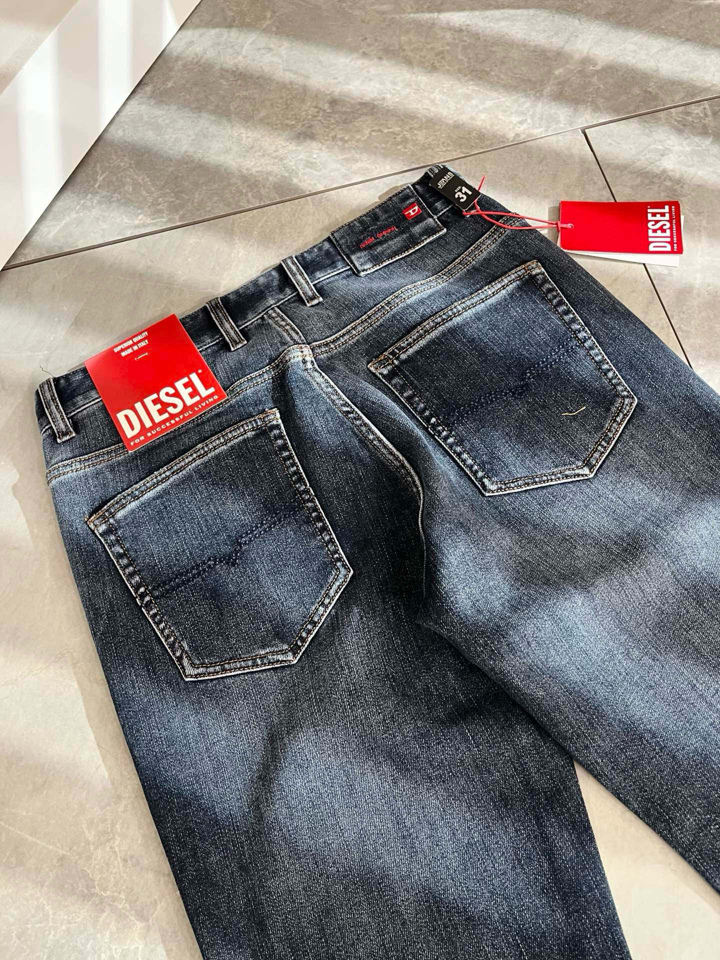 迪赛2025秋冬男士水洗小直筒牛仔裤！贸易公司渠道牛货，品相超赞，时尚圈万能的百搭裤王，欧美街拍中高频穿