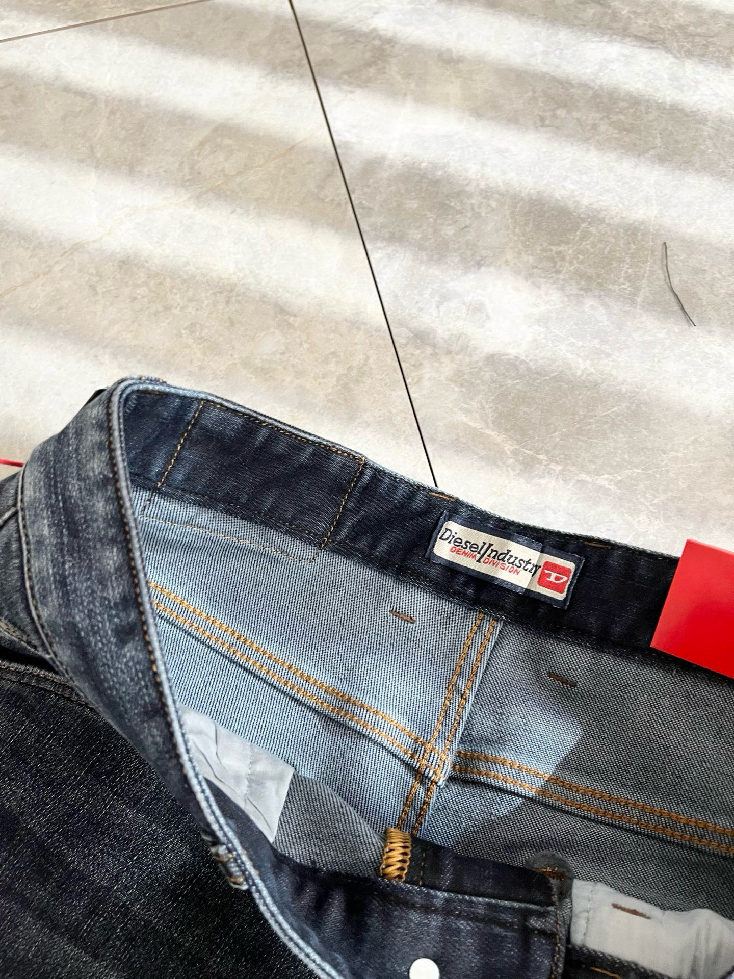 迪赛2025秋冬男士水洗小直筒牛仔裤！贸易公司渠道牛货，品相超赞，时尚圈万能的百搭裤王，欧美街拍中高频穿