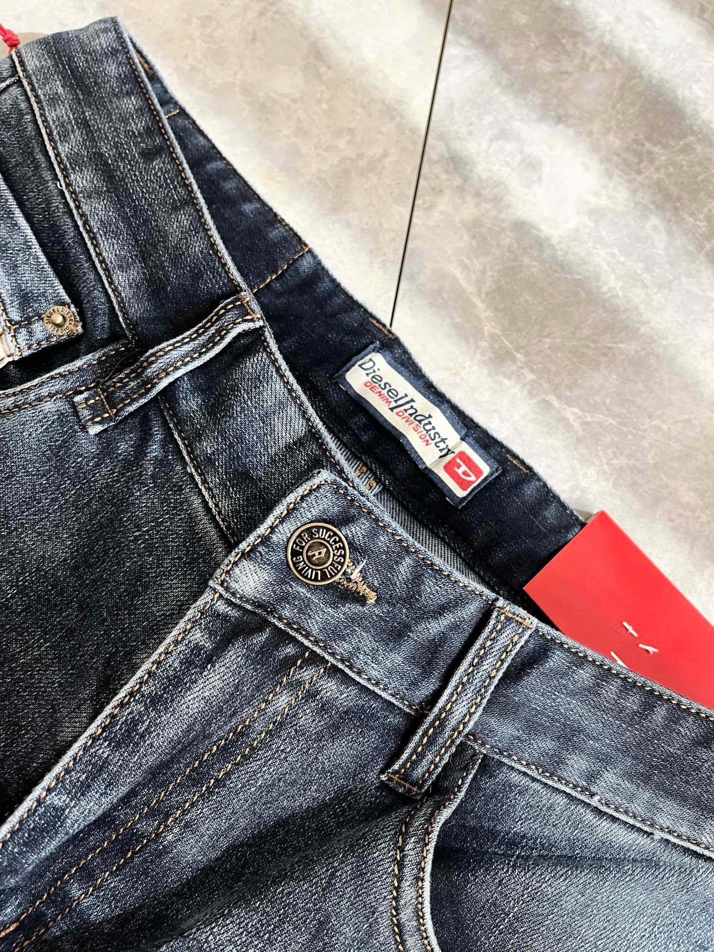迪赛2025秋冬男士水洗小直筒牛仔裤！贸易公司渠道牛货，品相超赞，时尚圈万能的百搭裤王，欧美街拍中高频穿