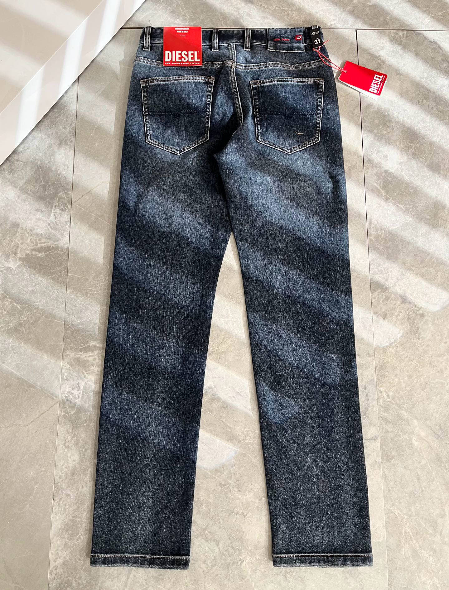 迪赛2025秋冬男士水洗小直筒牛仔裤！贸易公司渠道牛货，品相超赞，时尚圈万能的百搭裤王，欧美街拍中高频穿