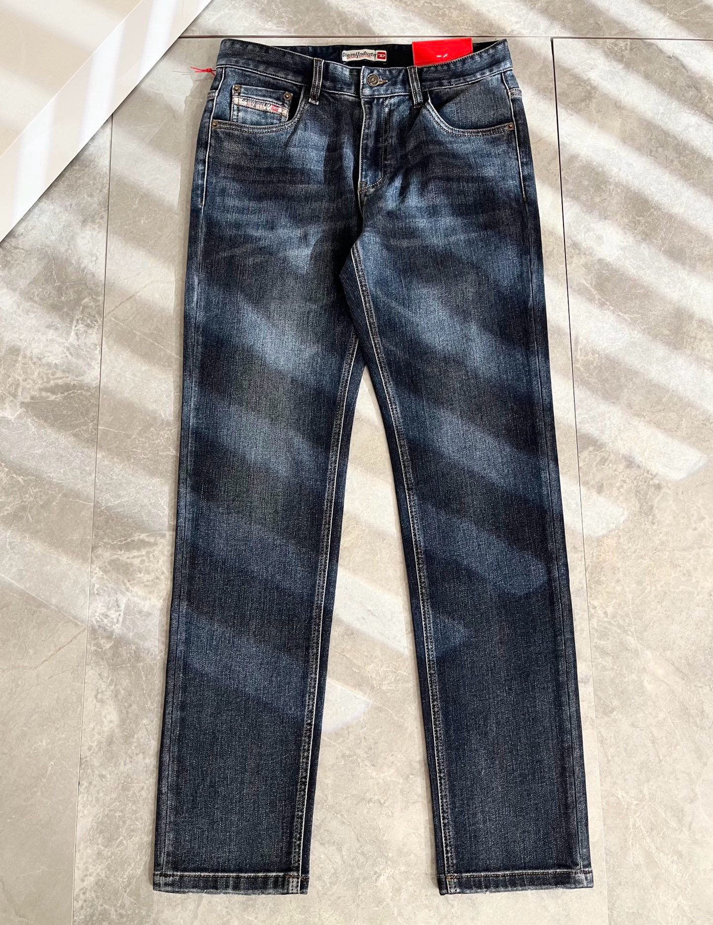 迪赛2025秋冬男士水洗小直筒牛仔裤！贸易公司渠道牛货，品相超赞，时尚圈万能的百搭裤王，欧美街拍中高频穿