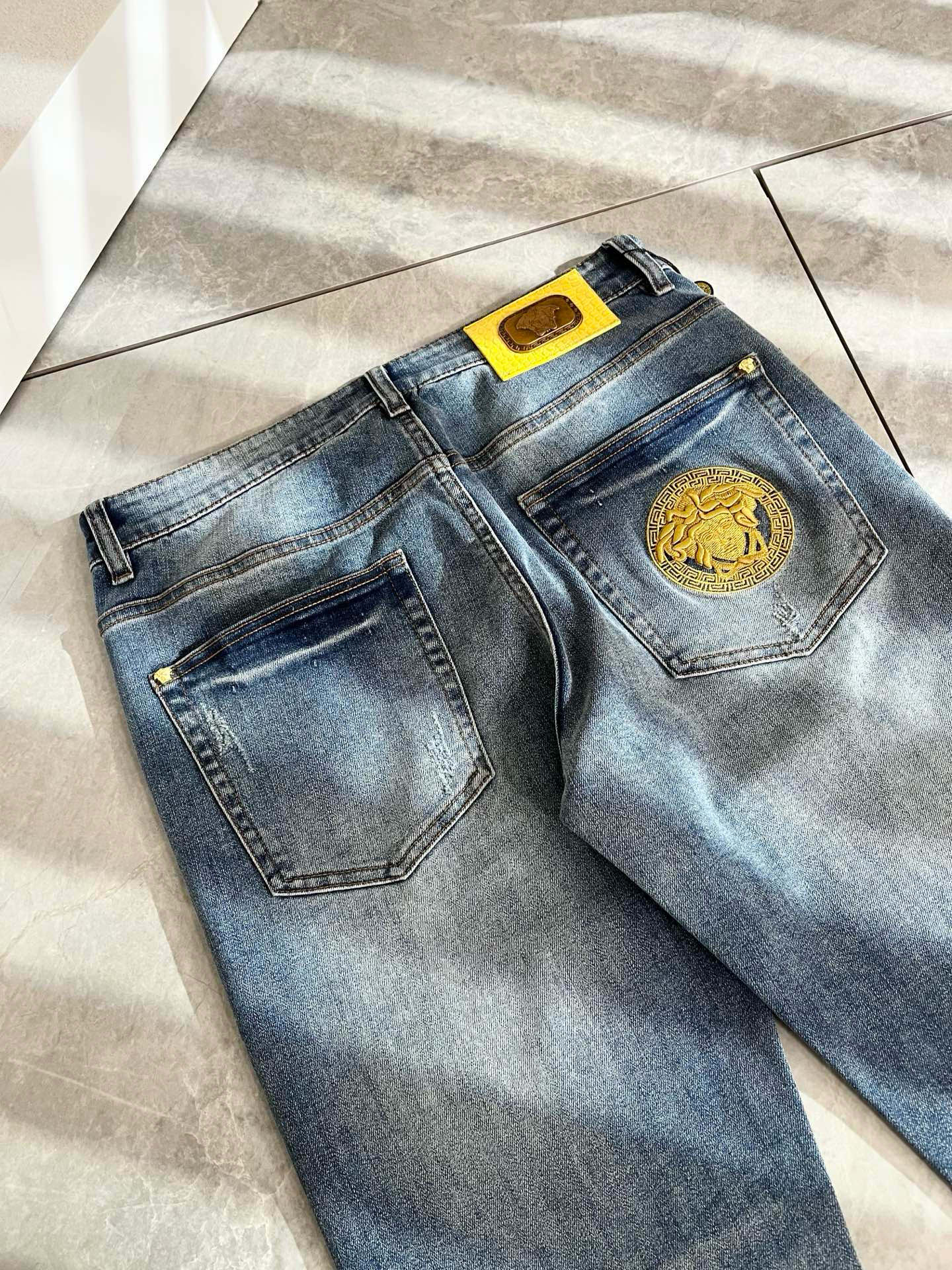 Versa*e范*哲 2025秋冬新款经典男士休闲牛仔裤、代工厂出品，出口欧美订单，2024官柜同步发售