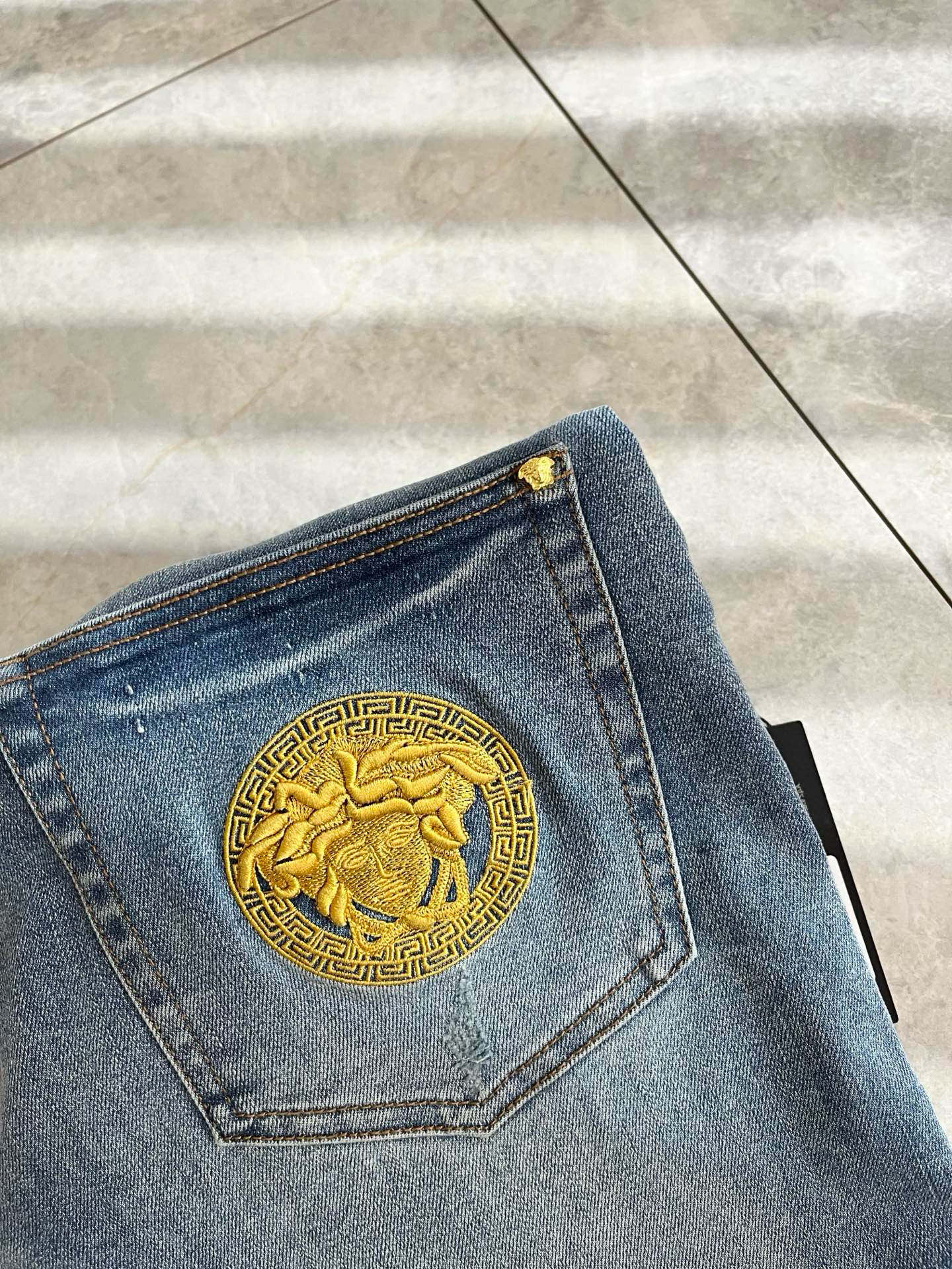 Versa*e范*哲 2025秋冬新款经典男士休闲牛仔裤、代工厂出品，出口欧美订单，2024官柜同步发售