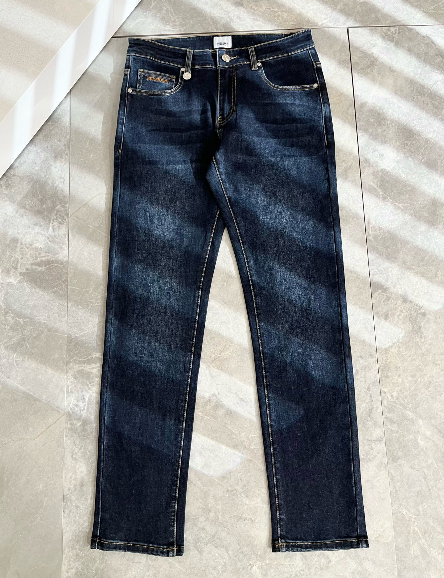 BURBER*Y巴*莉 2025秋冬新品男士高端休闲百搭牛仔裤！对于BUR粉丝来说，这样大气的经典设计足