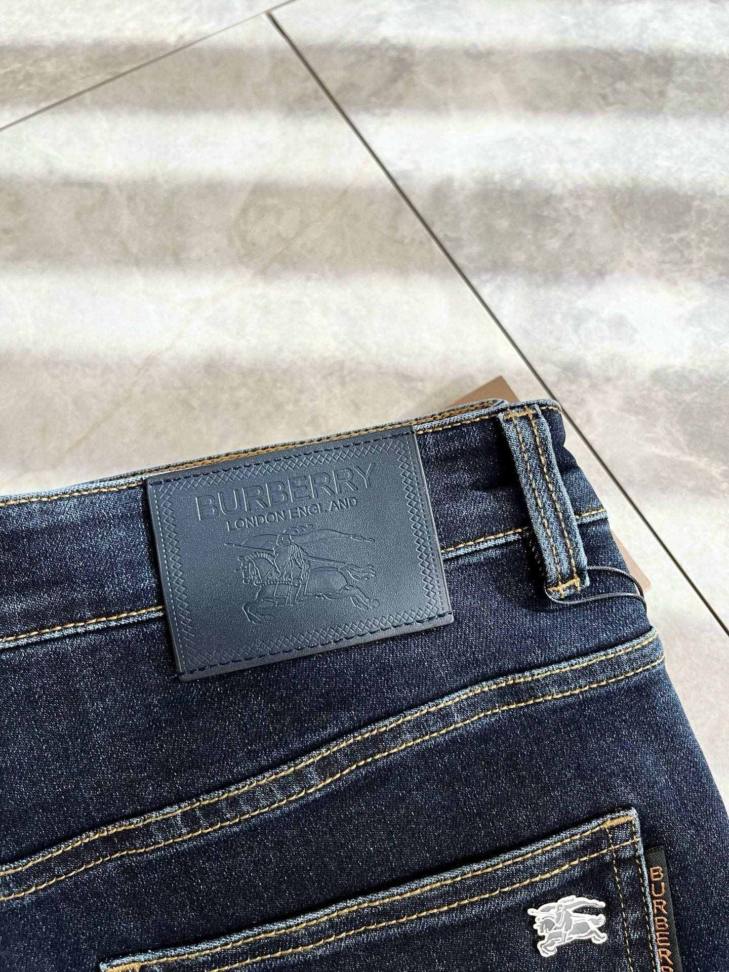 BURBER*Y巴*莉 2025秋冬新品男士高端休闲百搭牛仔裤！对于BUR粉丝来说，这样大气的经典设计足