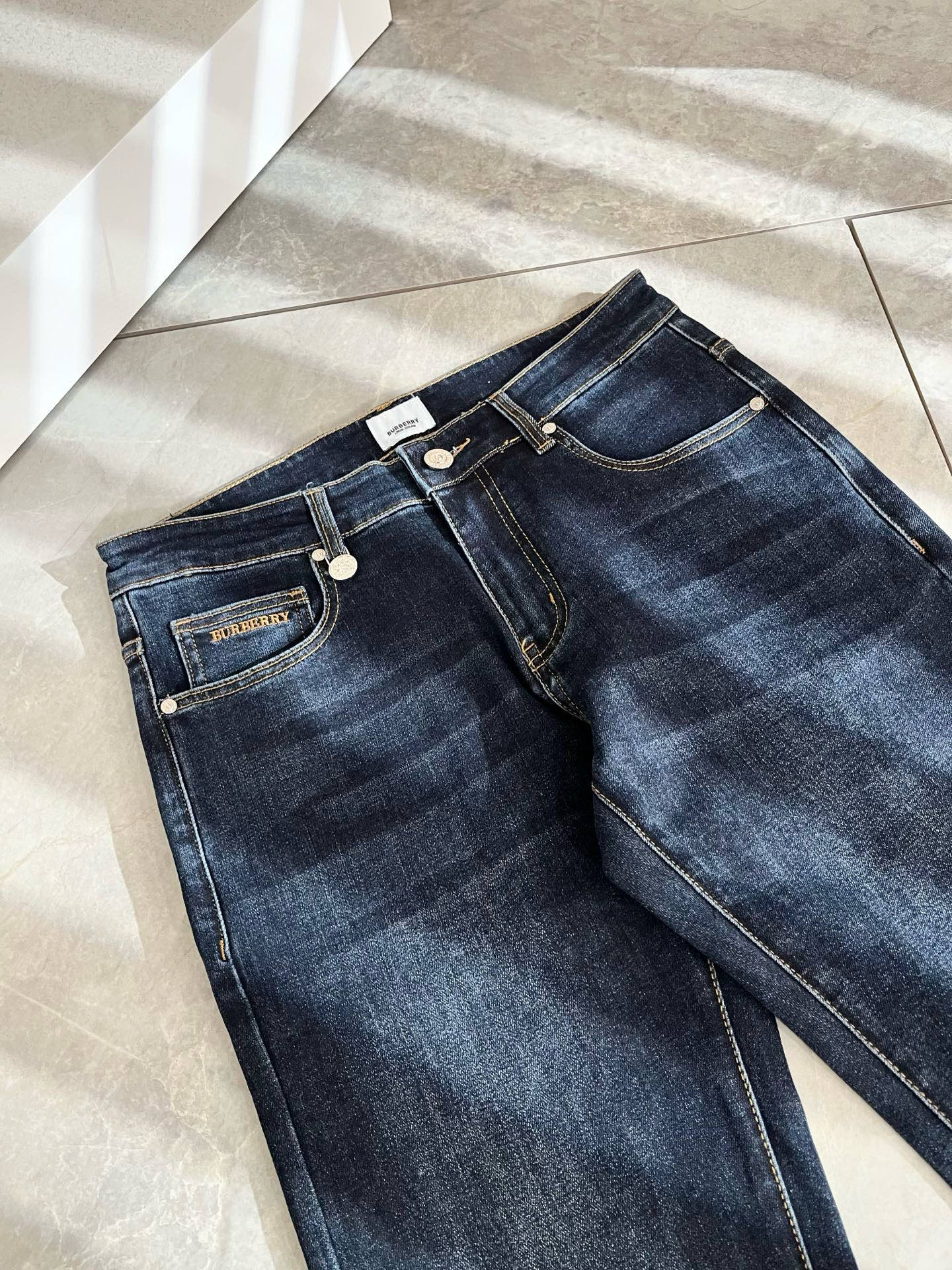 BURBER*Y巴*莉 2025秋冬新品男士高端休闲百搭牛仔裤！对于BUR粉丝来说，这样大气的经典设计足
