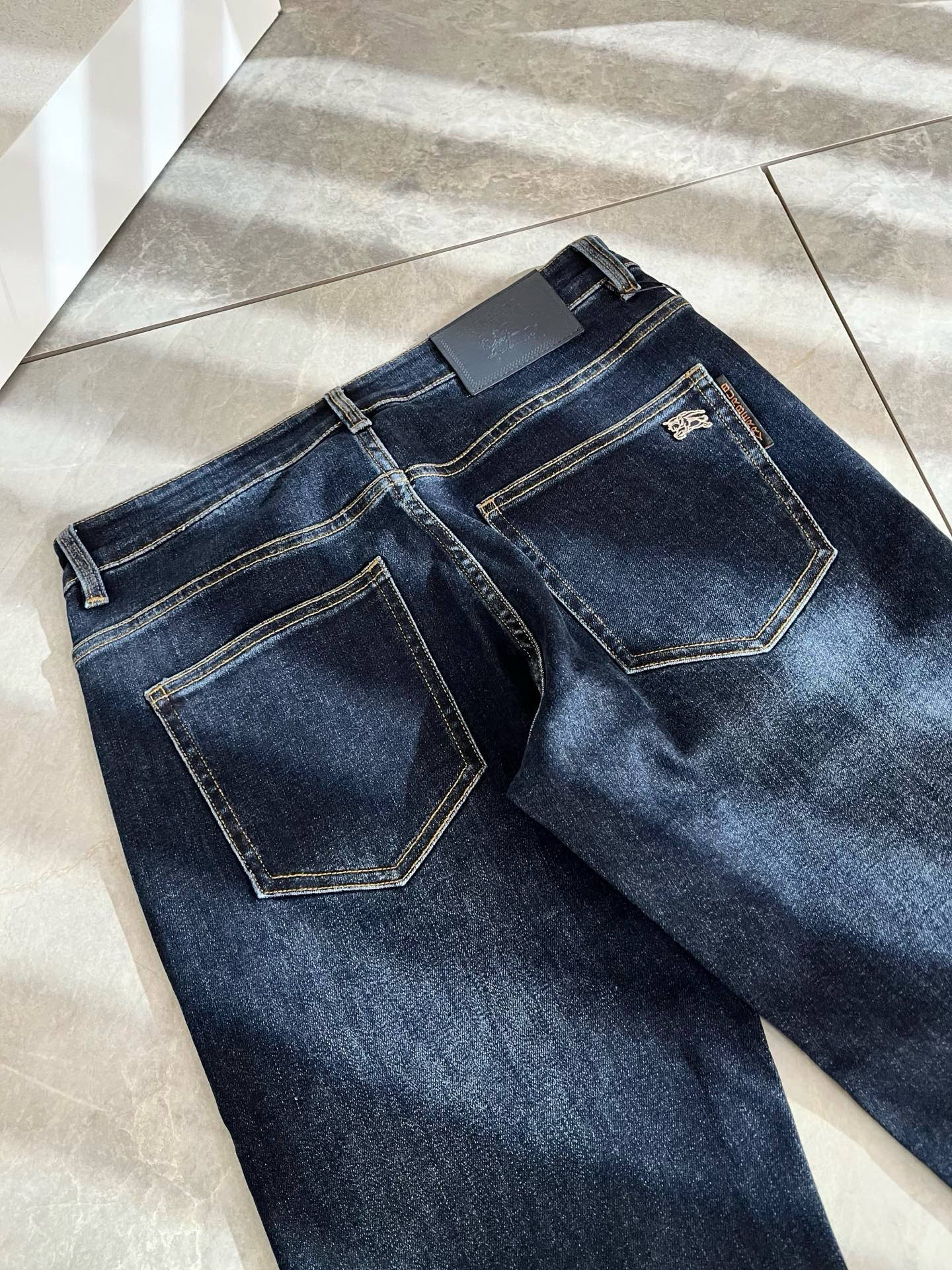 BURBER*Y巴*莉 2025秋冬新品男士高端休闲百搭牛仔裤！对于BUR粉丝来说，这样大气的经典设计足