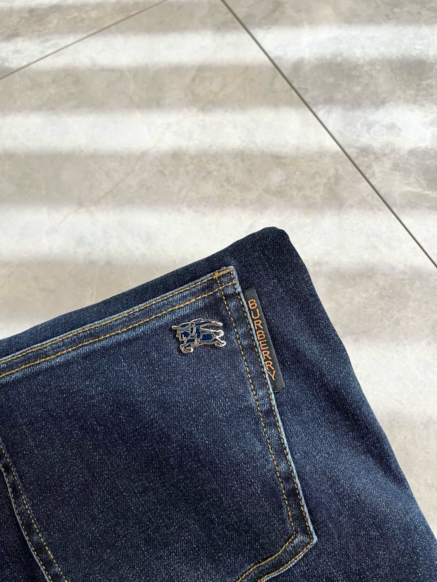 BURBER*Y巴*莉 2025秋冬新品男士高端休闲百搭牛仔裤！对于BUR粉丝来说，这样大气的经典设计足