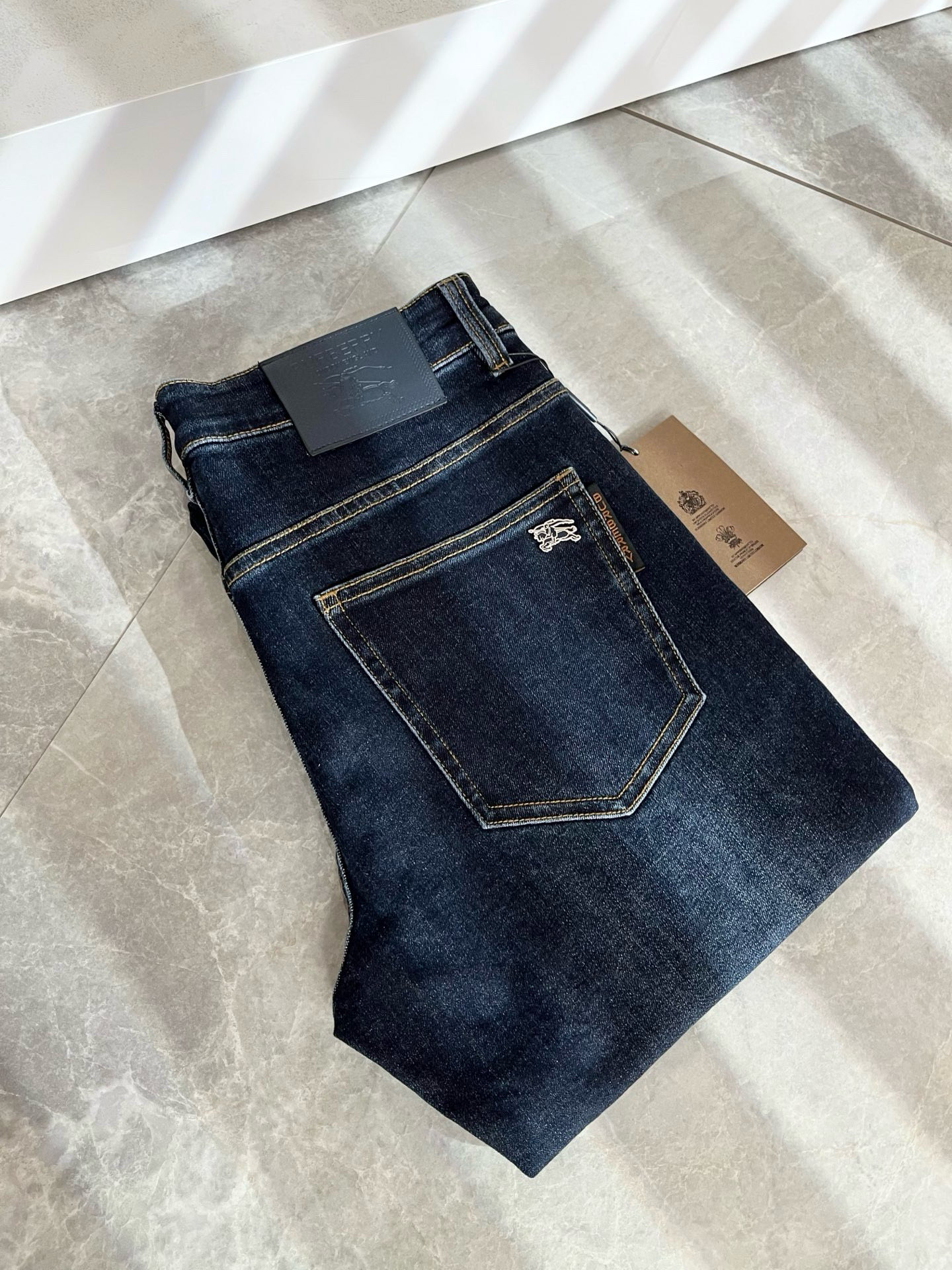 BURBER*Y巴*莉 2025秋冬新品男士高端休闲百搭牛仔裤！对于BUR粉丝来说，这样大气的经典设计足