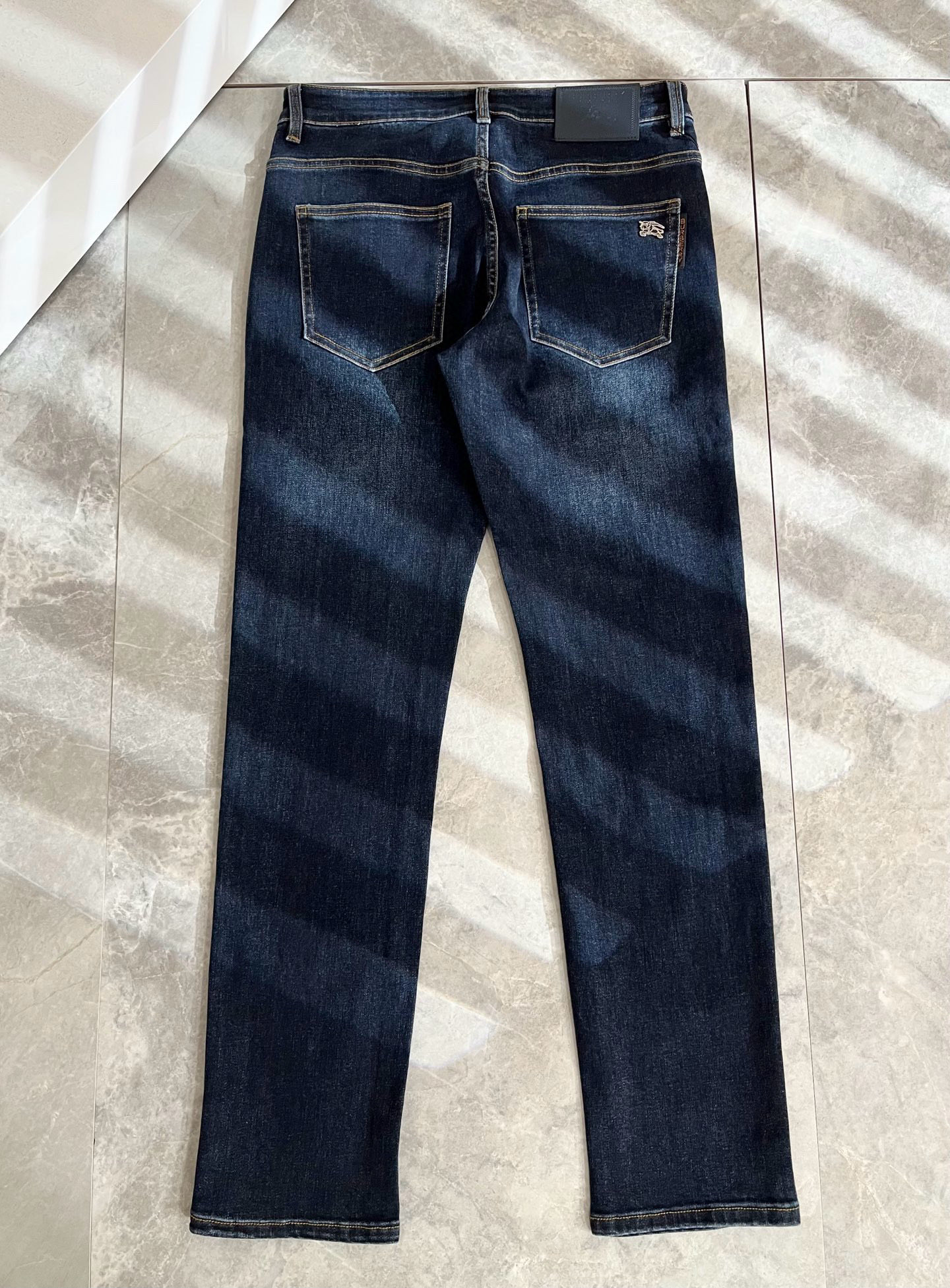 BURBER*Y巴*莉 2025秋冬新品男士高端休闲百搭牛仔裤！对于BUR粉丝来说，这样大气的经典设计足