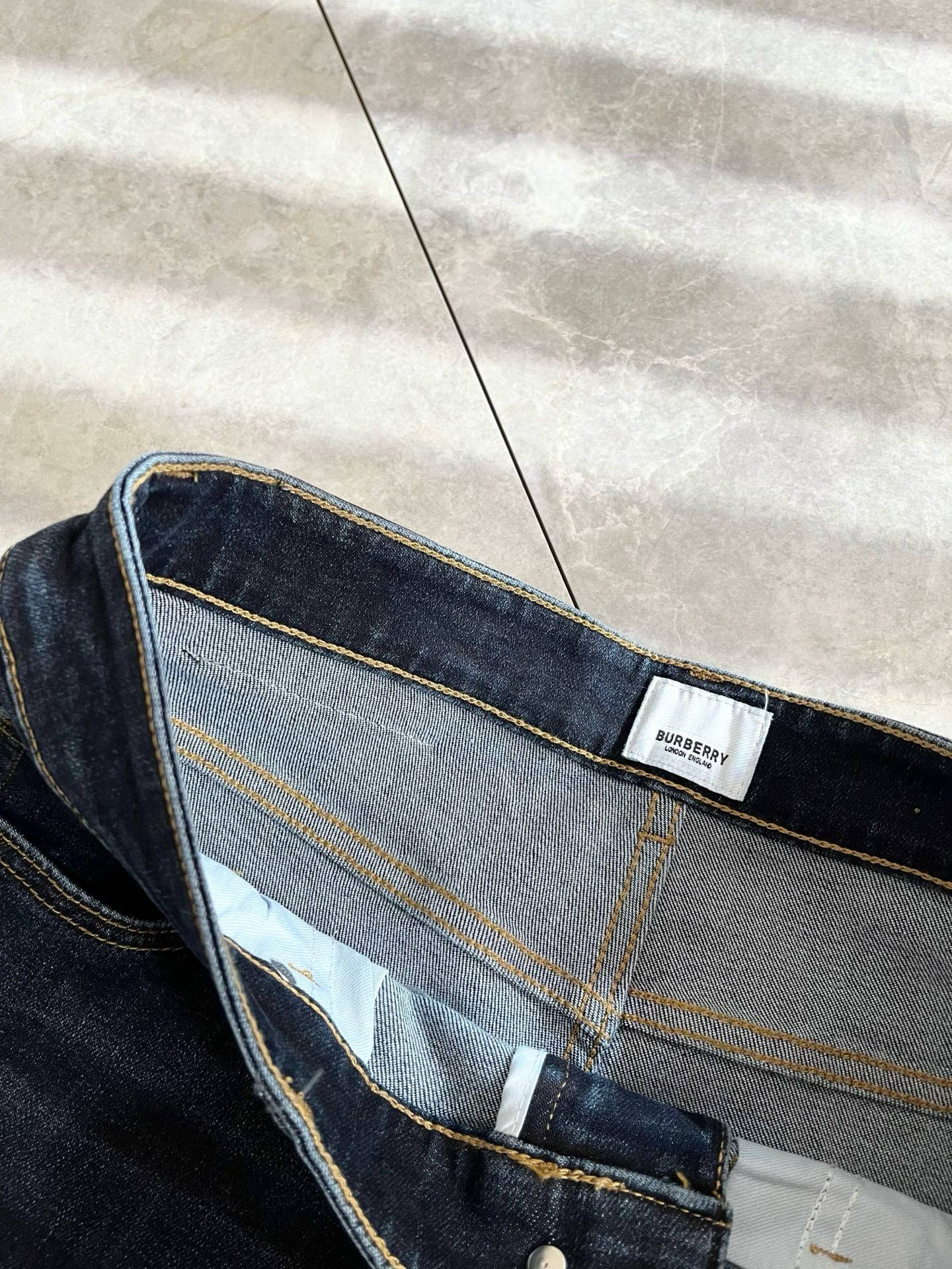 BURBER*Y巴*莉 2025秋冬新品男士高端休闲百搭牛仔裤！对于BUR粉丝来说，这样大气的经典设计足