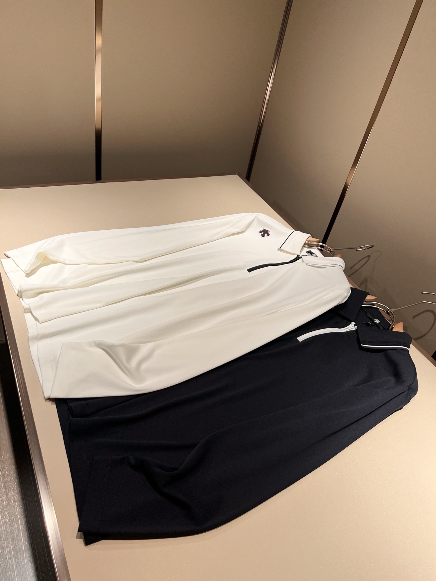 迪桑特DESCENTE，2025秋冬新款长袖Polo衫，自年荣耀至今的专业运动品牌。80余年来，始终坚持