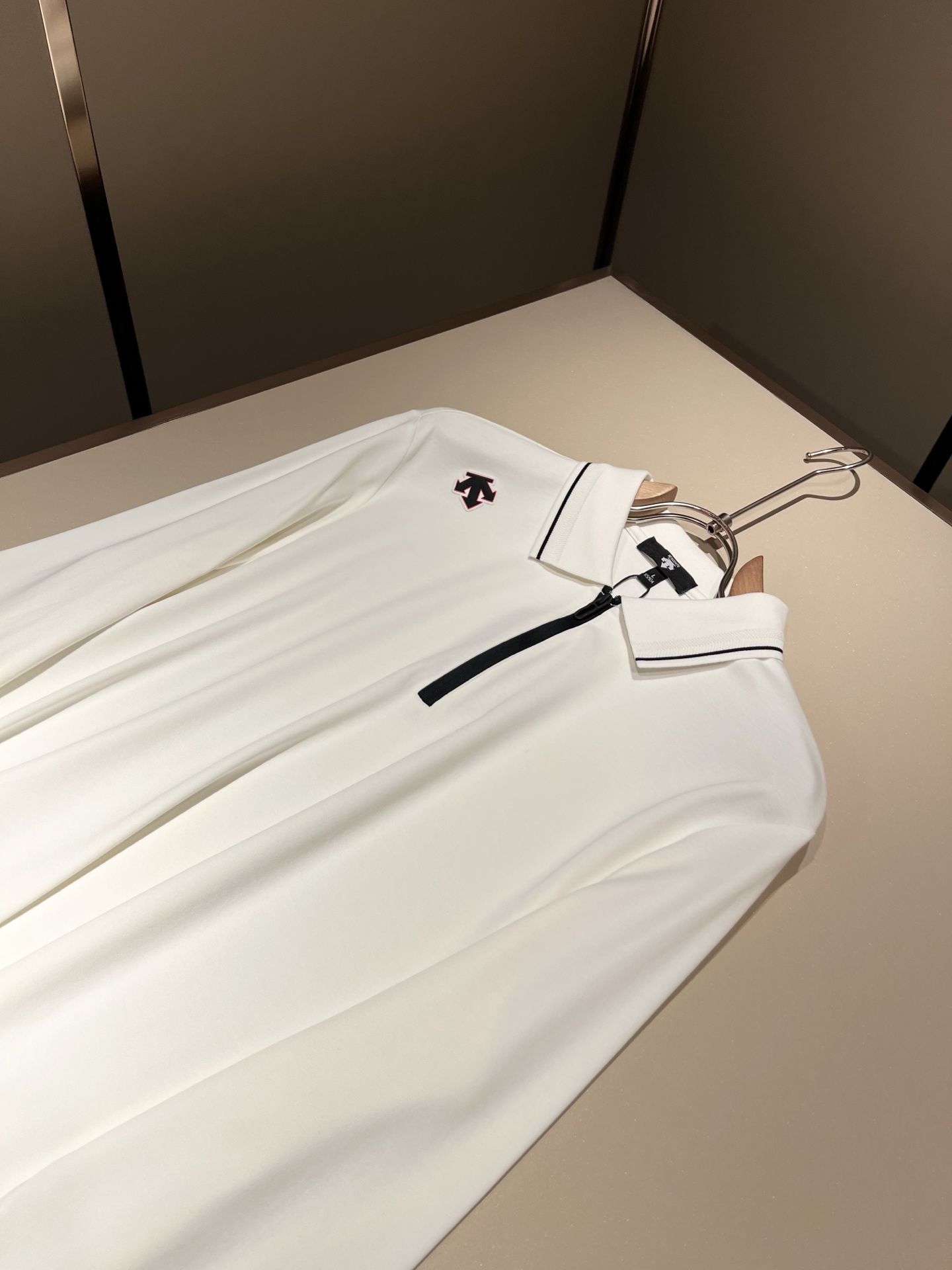 迪桑特DESCENTE，2025秋冬新款长袖Polo衫，自年荣耀至今的专业运动品牌。80余年来，始终坚持