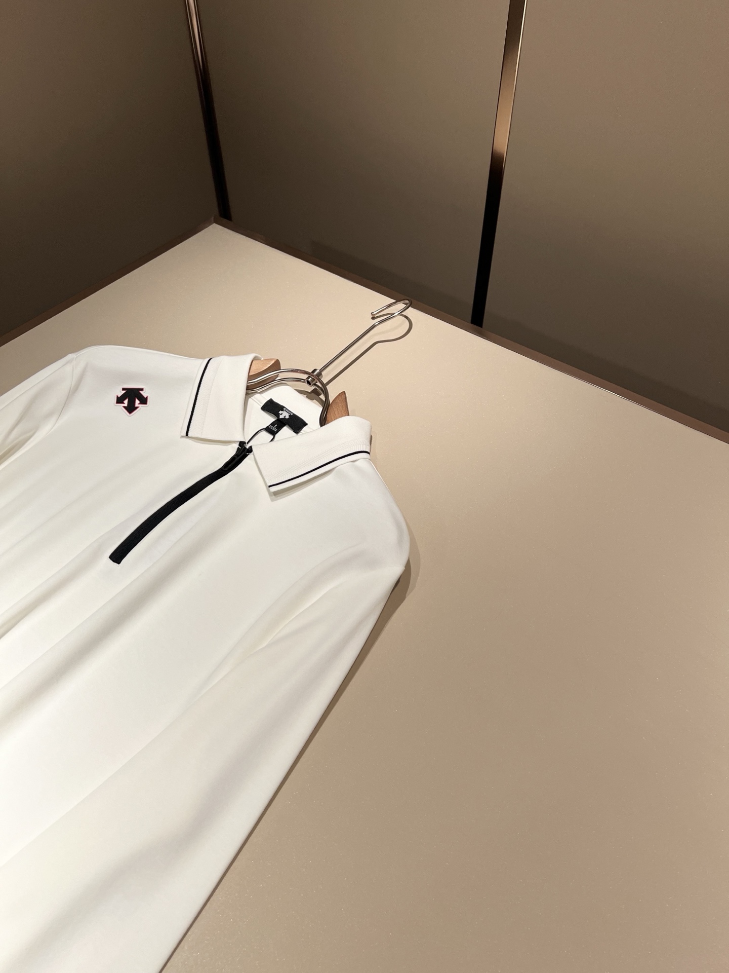 迪桑特DESCENTE，2025秋冬新款长袖Polo衫，自年荣耀至今的专业运动品牌。80余年来，始终坚持