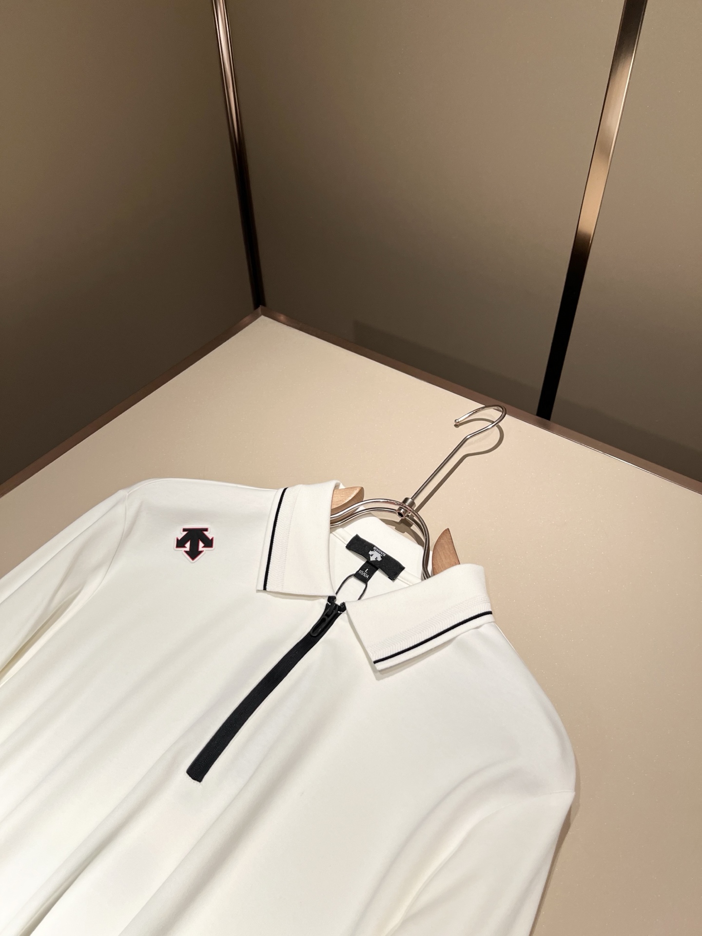 迪桑特DESCENTE，2025秋冬新款长袖Polo衫，自年荣耀至今的专业运动品牌。80余年来，始终坚持