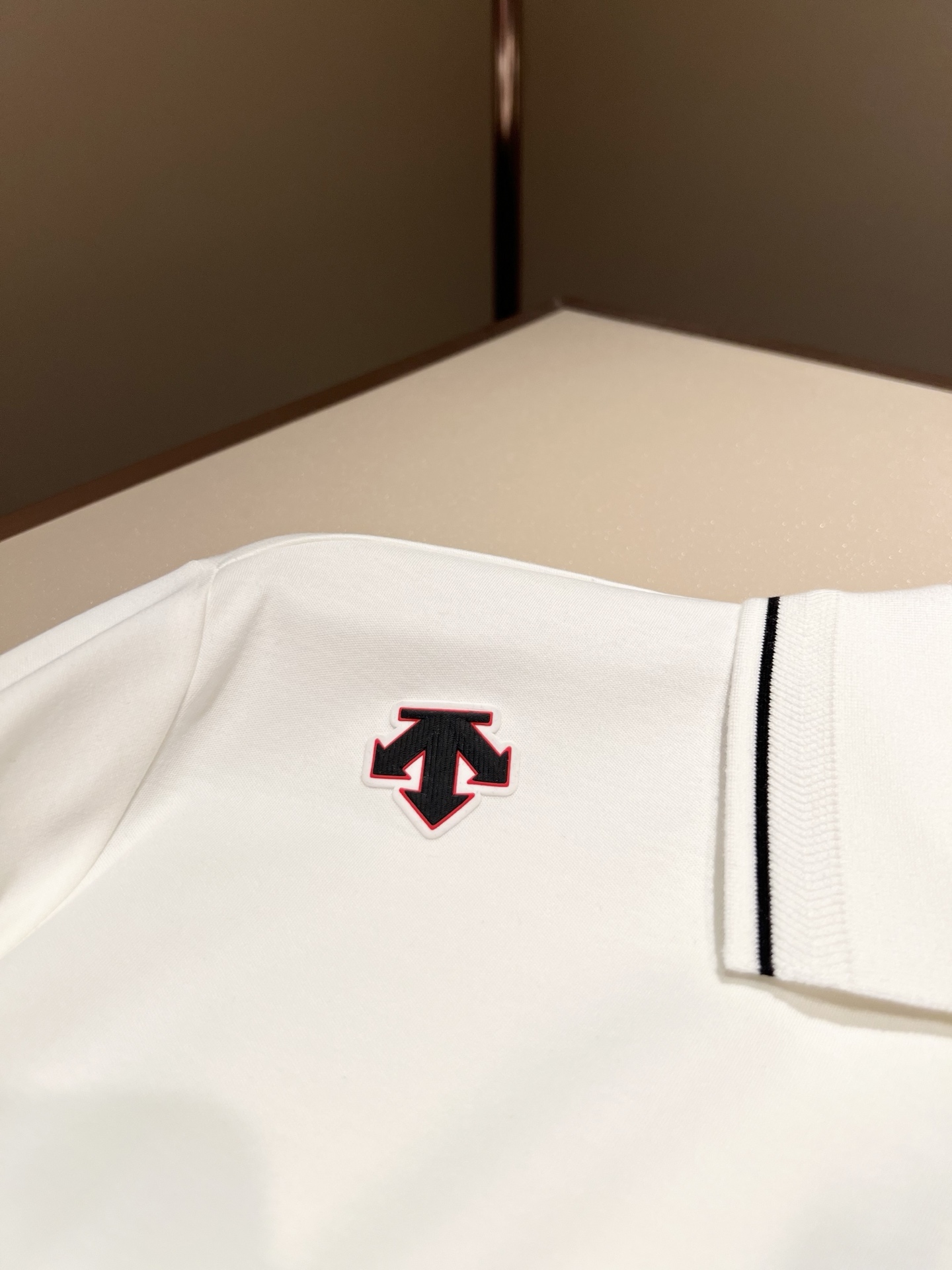 迪桑特DESCENTE，2025秋冬新款长袖Polo衫，自年荣耀至今的专业运动品牌。80余年来，始终坚持