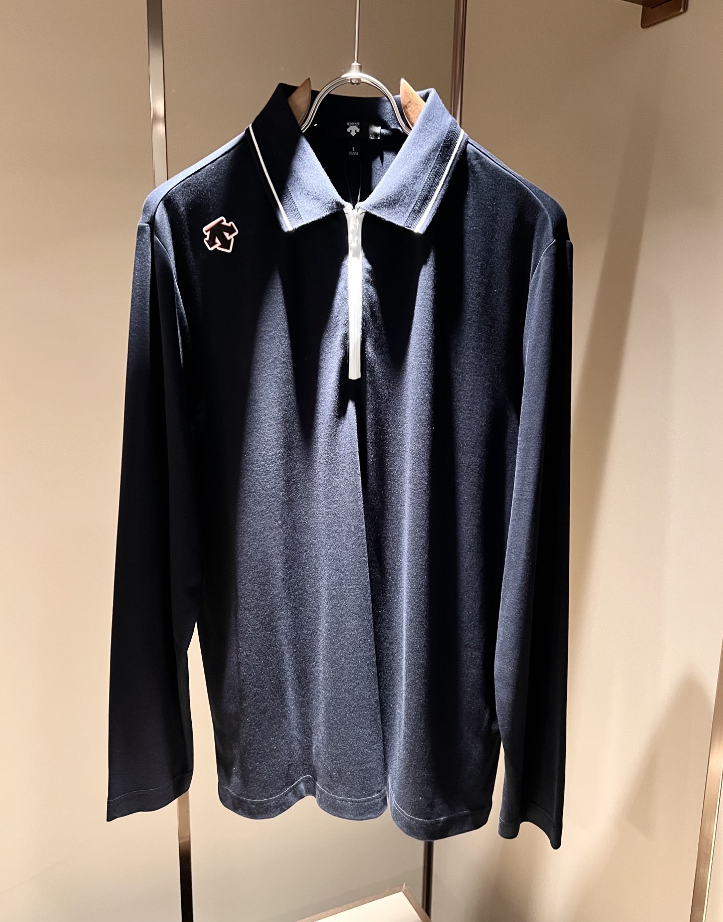 迪桑特DESCENTE，2025秋冬新款长袖Polo衫，自年荣耀至今的专业运动品牌。80余年来，始终坚持