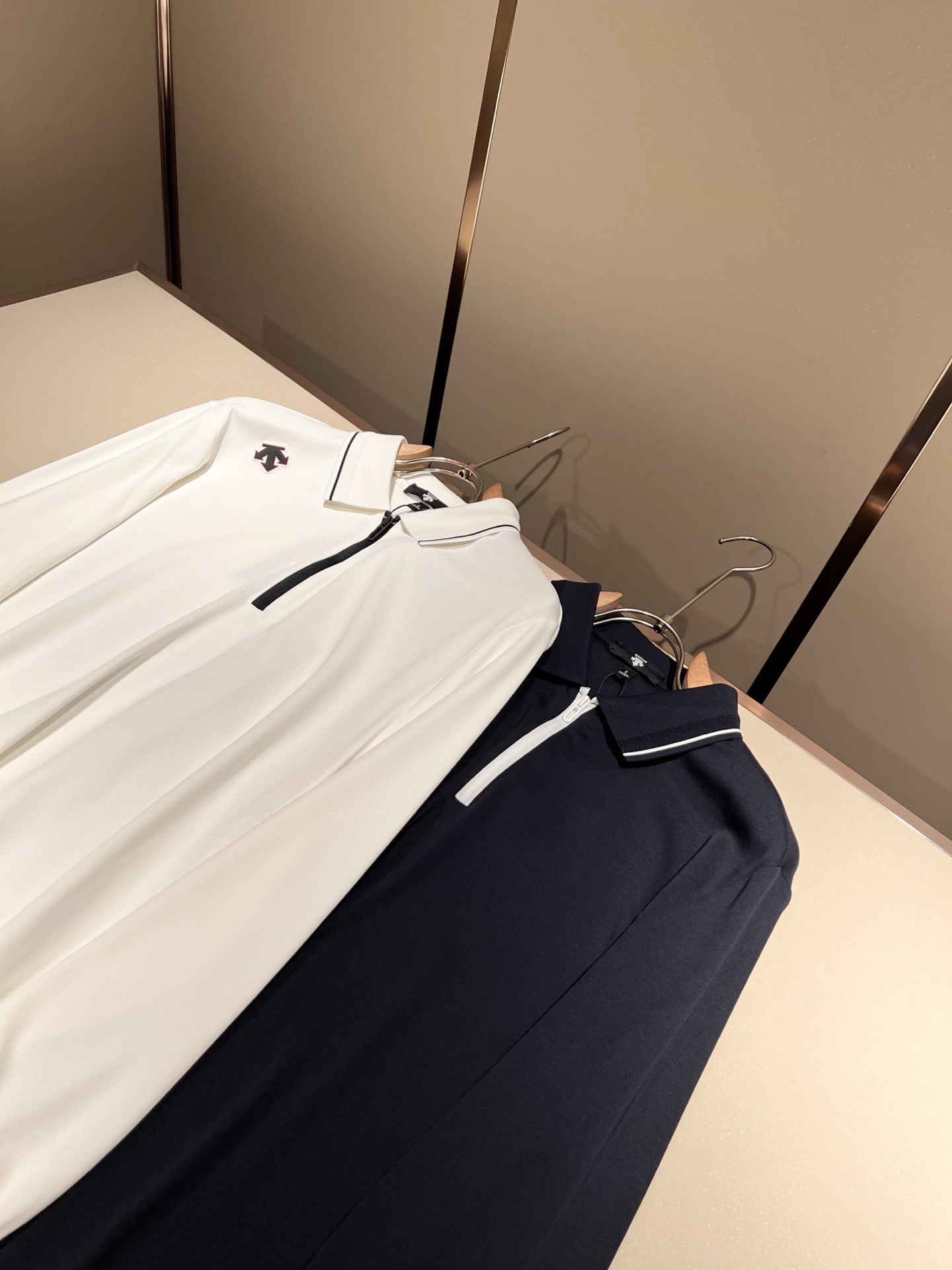 迪桑特DESCENTE，2025秋冬新款长袖Polo衫，自年荣耀至今的专业运动品牌。80余年来，始终坚持