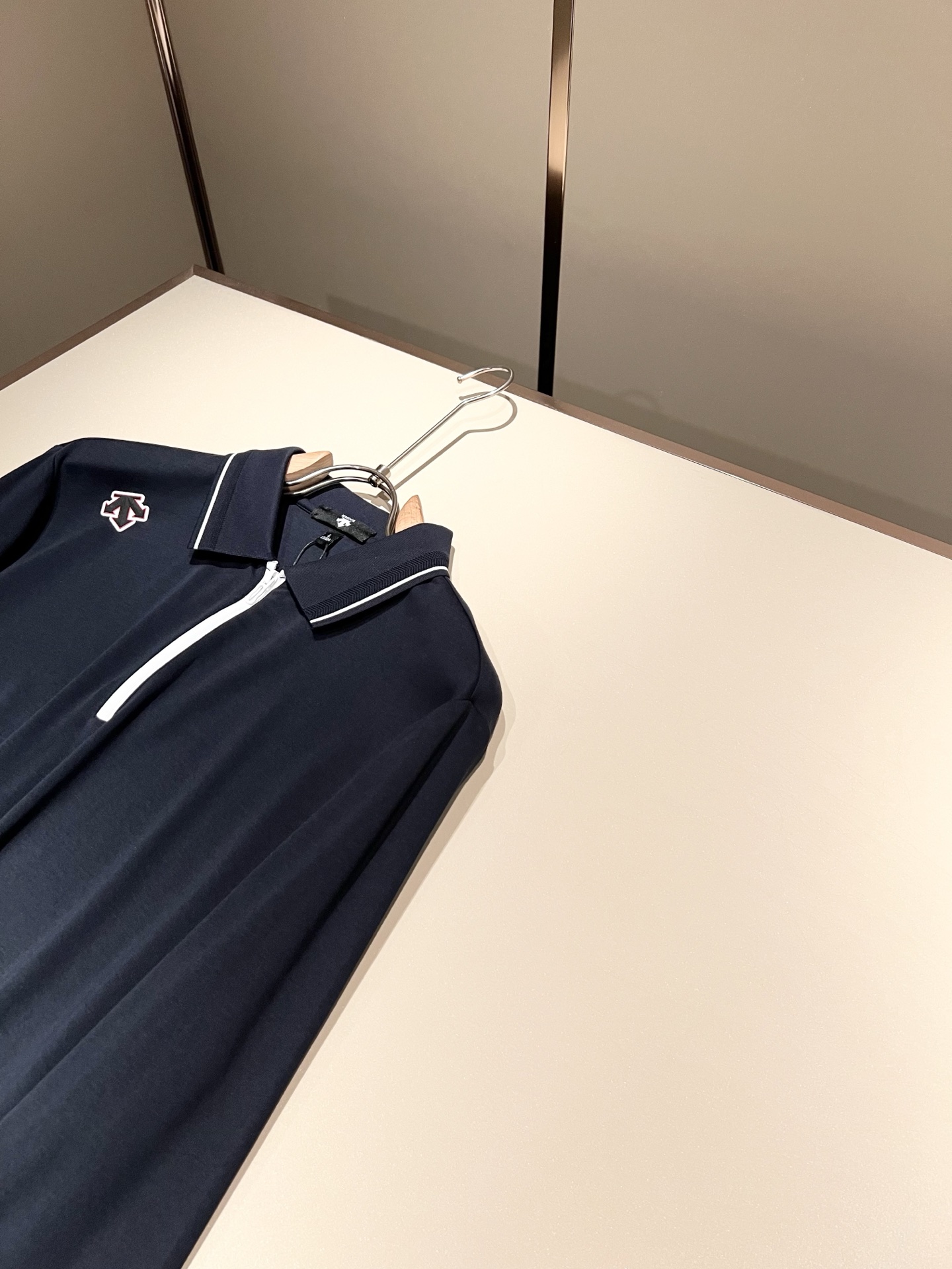 迪桑特DESCENTE，2025秋冬新款长袖Polo衫，自年荣耀至今的专业运动品牌。80余年来，始终坚持